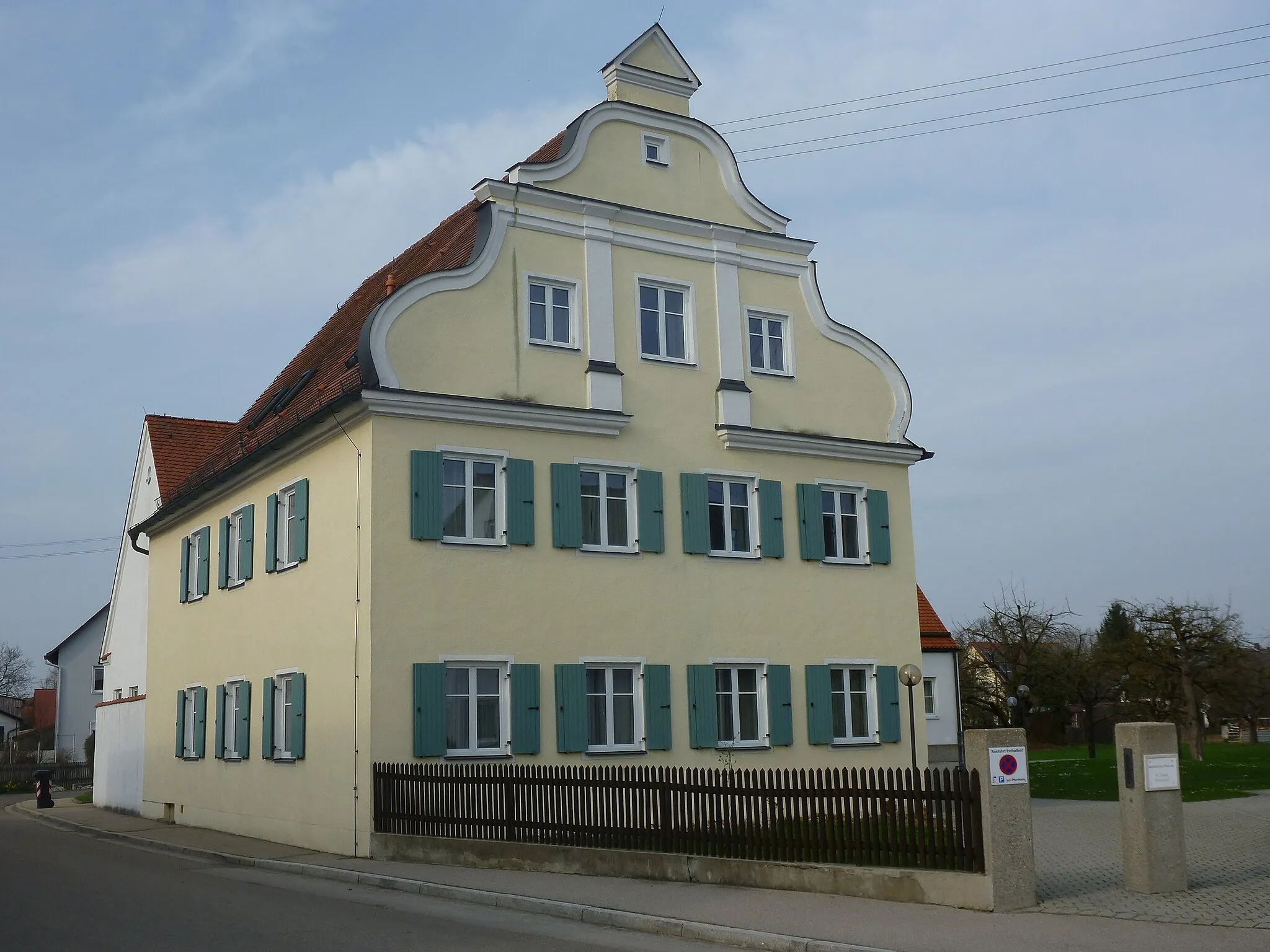 Photo showing: Pfarrhaus Westendorf, barocker Bau mit Schweifgiebeln, um 1700, erneuert um 1760; Pfarrstadel, 1796.