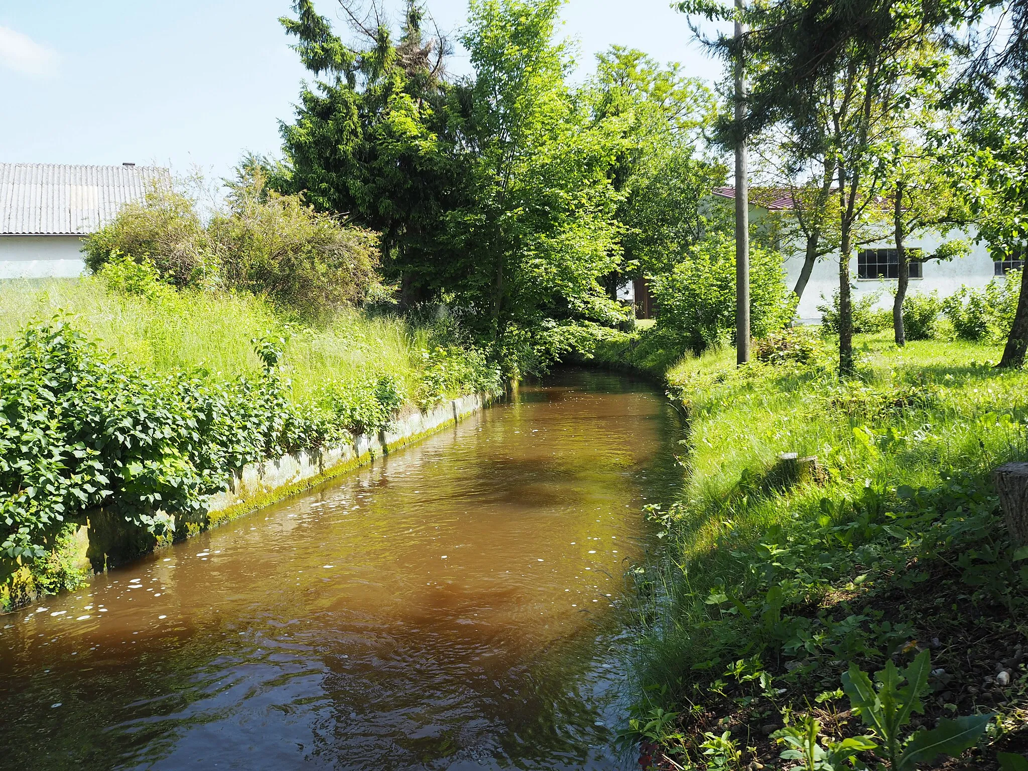 Photo showing: Mühlbach an der alten Mühle in Siebnach (Mühlenstraße 1) Richtung Norden