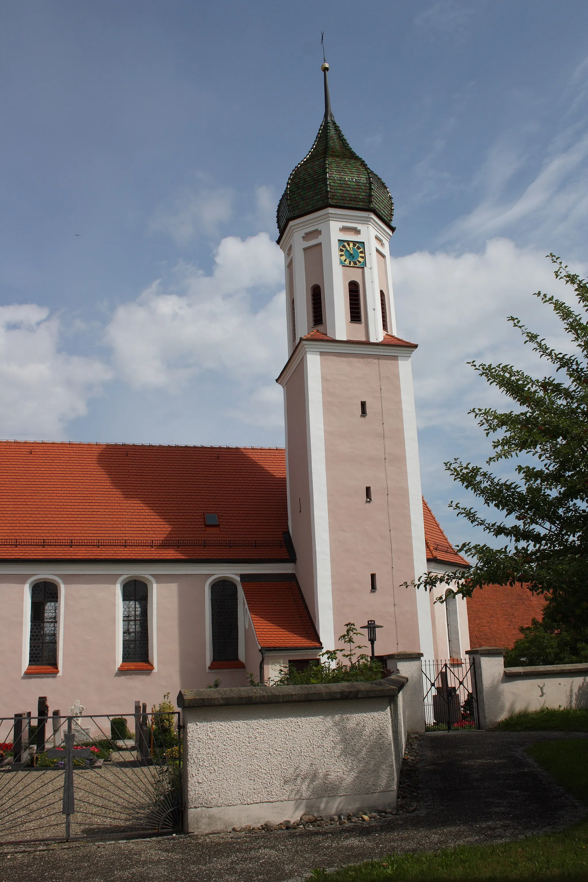 Photo showing: Katholische Pfarrkirche St. Nikolaus in Rechbergreuthen, einem Ortsteil von Winterbach im Landkreis Günzburg (Bayern), Saalbau von 1681/82, Turm mit Zwiebelhaube