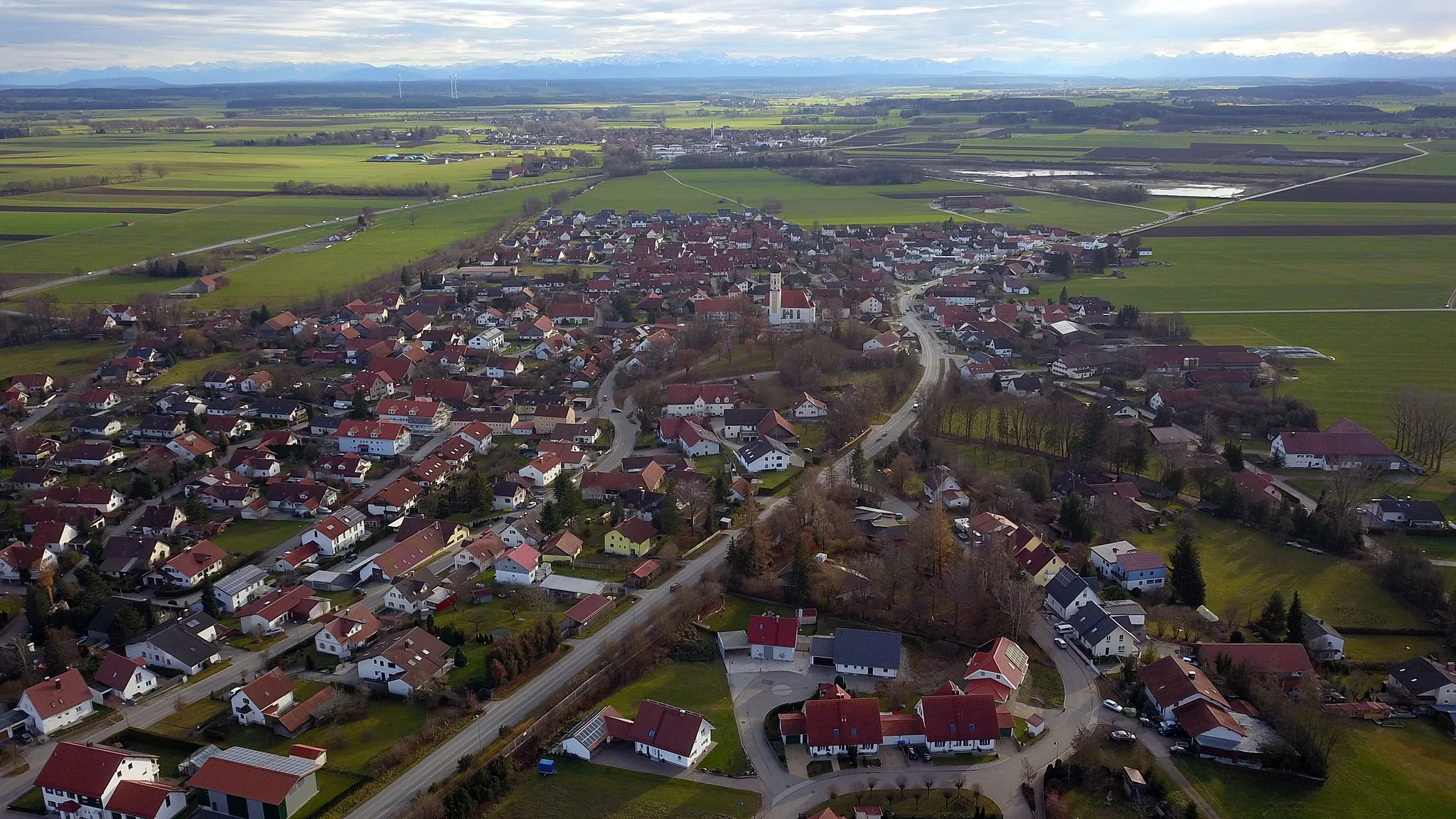 Photo showing: Luftaufnahme Lindenberg (Buchloe) mit der durch den Ort führenden Staatsstraße 2035