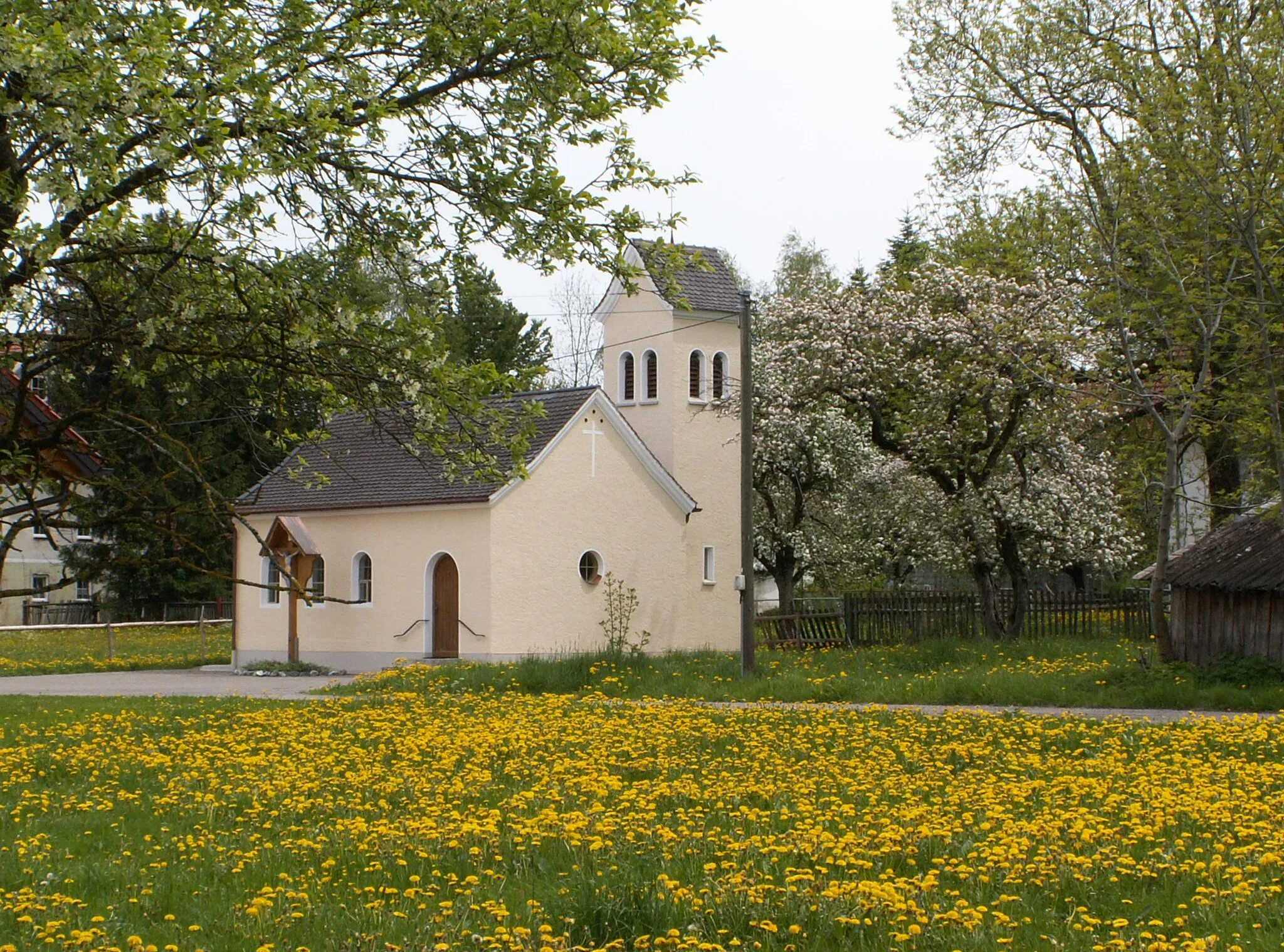 Photo showing: Kapelle in Dingisweiler, Ronsberg. Zustand nach der 2006/2007 erfolgten Renovierung mit baulicher Veränderung des Turms