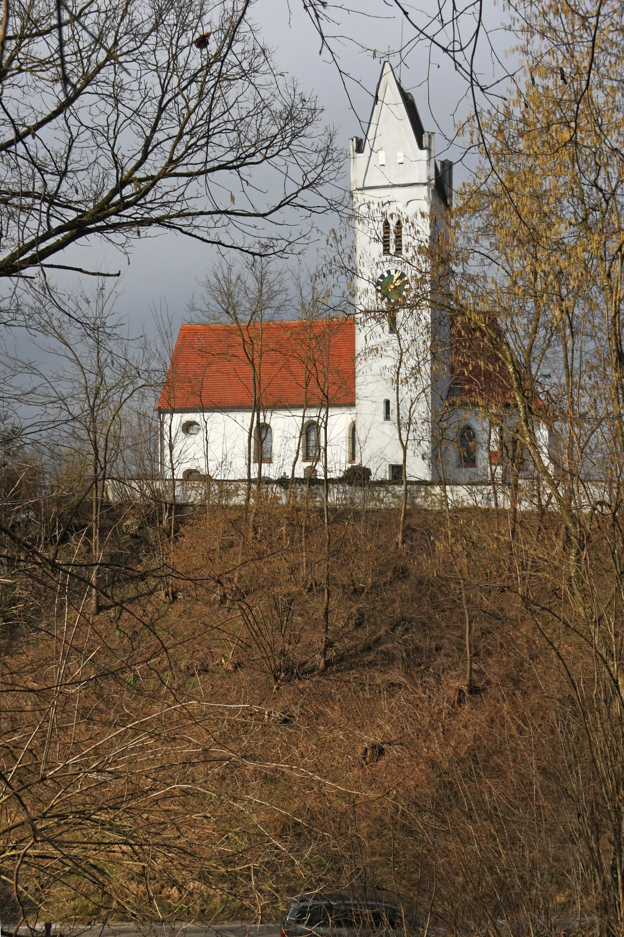 Photo showing: Kath. Filialkirche Sankt Zeno in Oberbleichen; Südansicht der hoch über dem Ort stehenden spätgotischen Kirche
