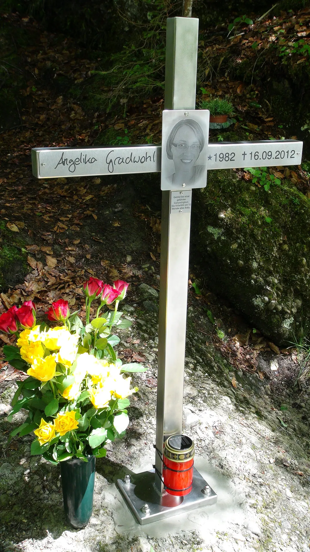Photo showing: Gedenkkreuz im Gunzesrieder Tal für die am 16.09.2012 bei einer geführten Canyoningtour getötete Teilnehmerin.
