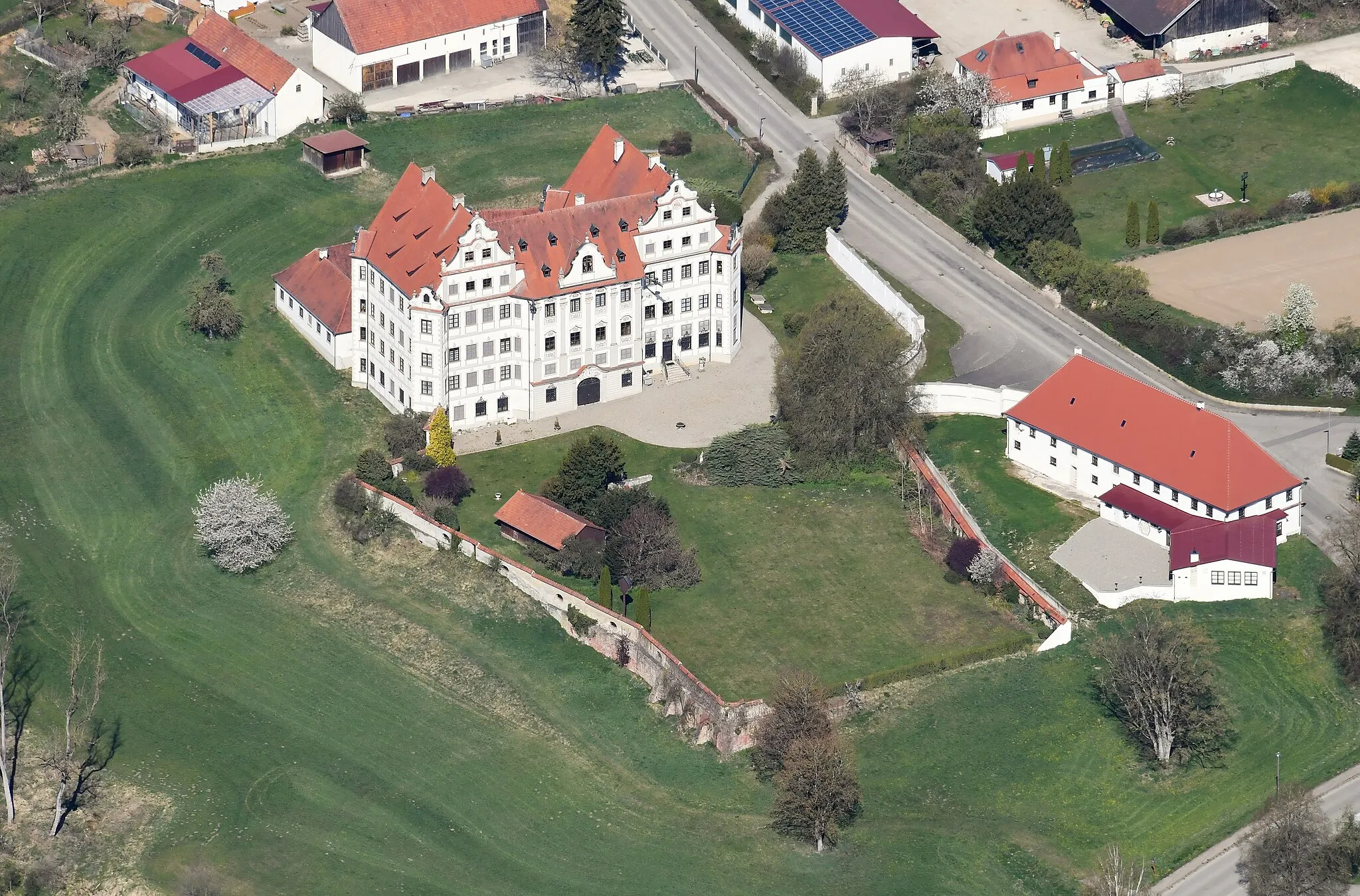 Photo showing: Aerial image of the Schloss Harthausen (view from the southeast)