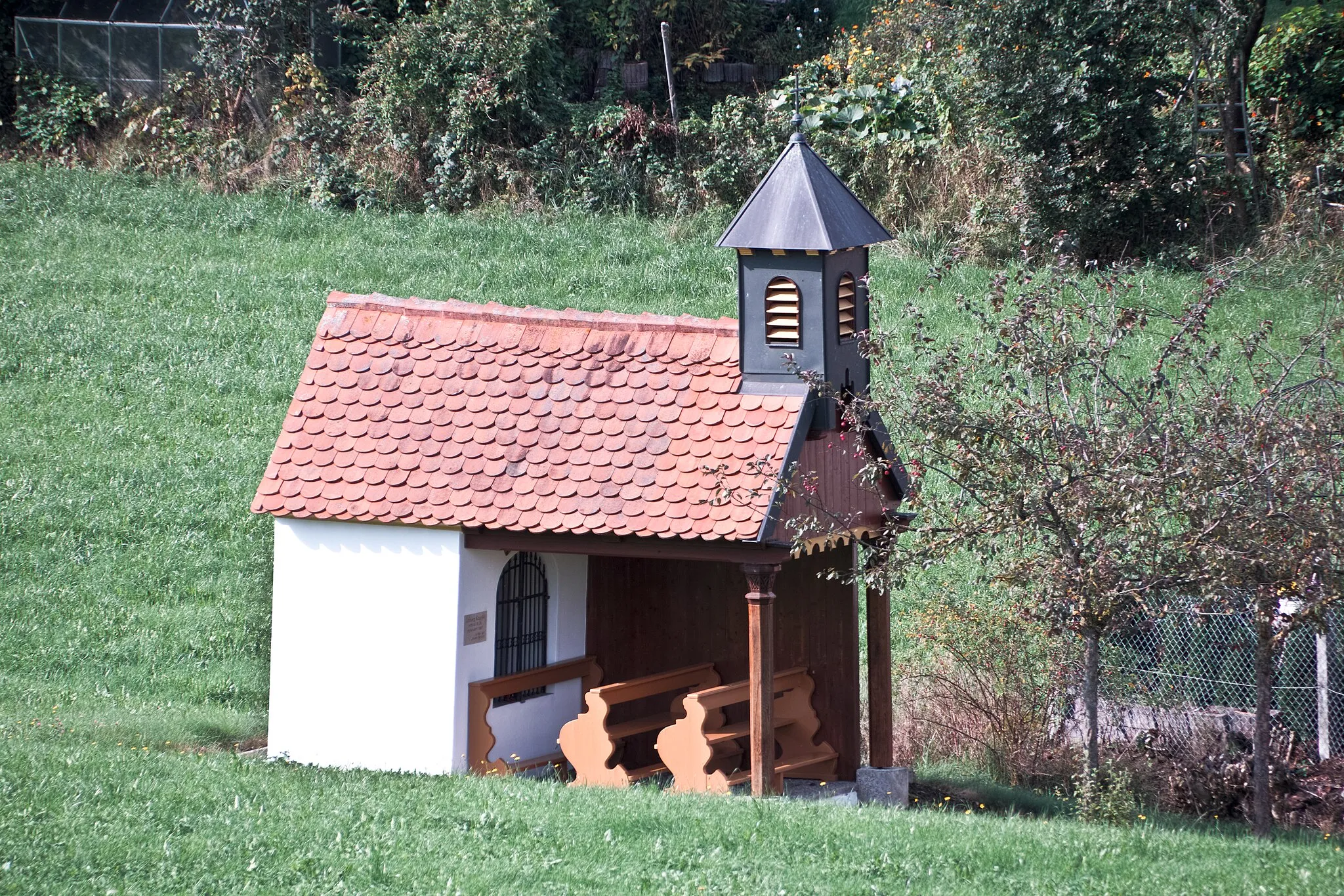 Photo showing: Feldkapelle, Rechteckbau mit korbbogiger Öffnung, hölzernem Anbau, Satteldach und Dachreiter, wohl 18.Jh.; 500m westlich der Kirche am Ortsrand, Nähe Dorfstraße