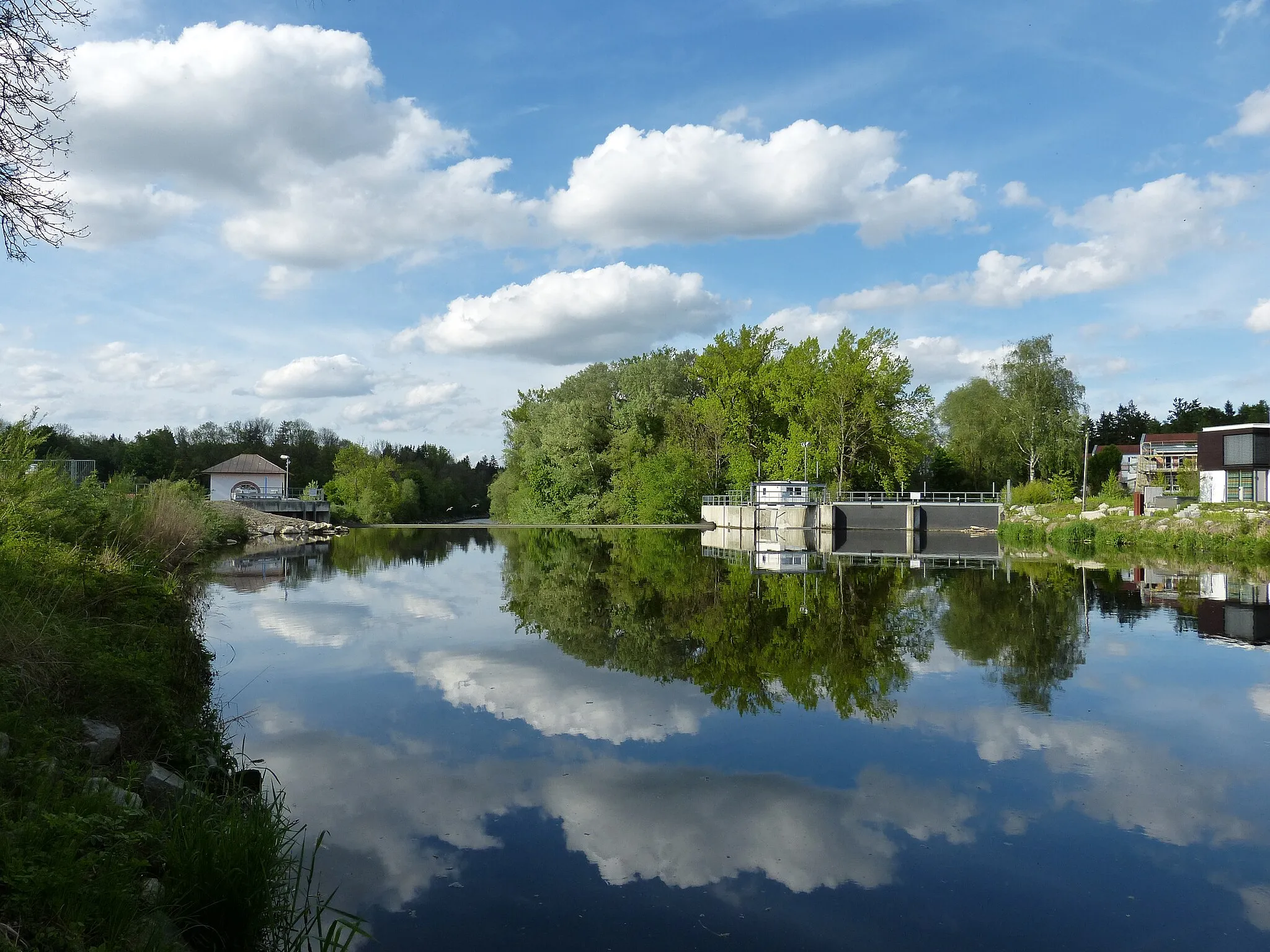 Photo showing: Das Ackermannwehr der Wertach (Beginn des Fabrikkanals) in Augsburg-Göggingen.