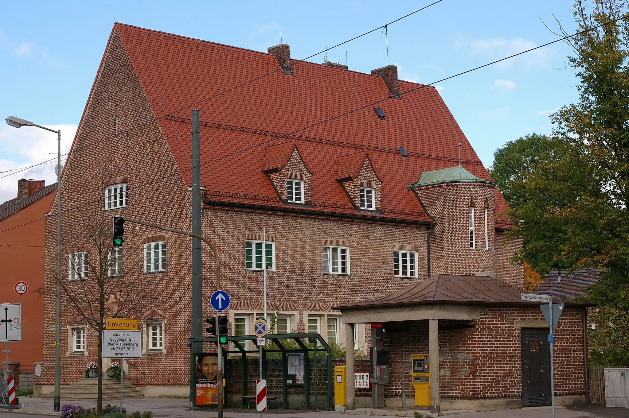 Photo showing: Ehem. Postgebäude, zweigeschossiger, giebelständiger Satteldachbau