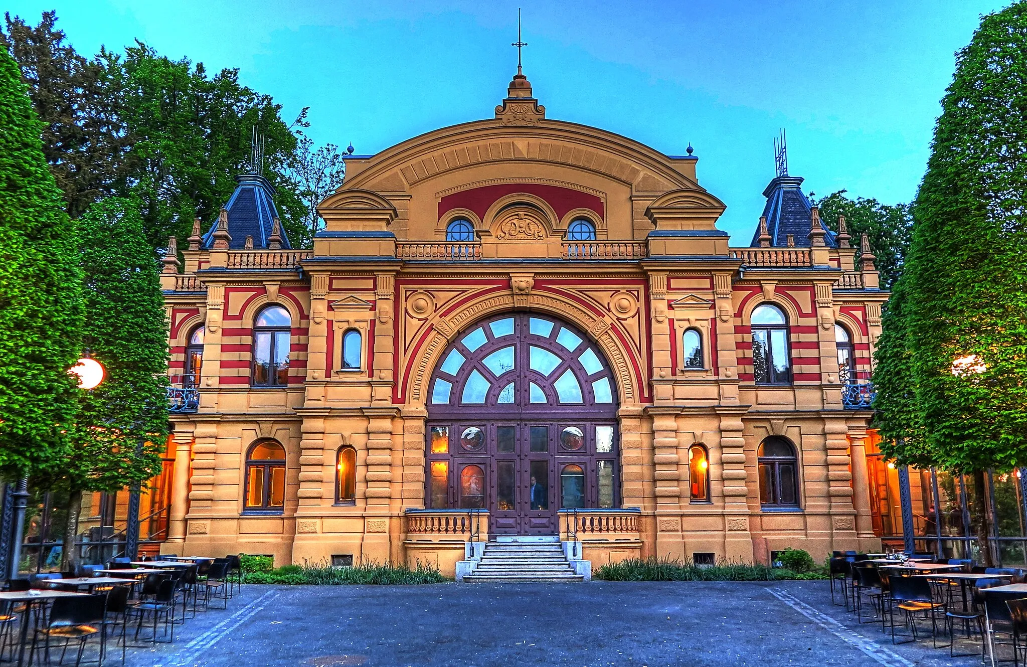 Photo showing: Deutschland, Bayern, Regierungsbezirk Schwaben, Augsburg, Parktheater Göggingen, Innenhof (HDR-Aufnahme)