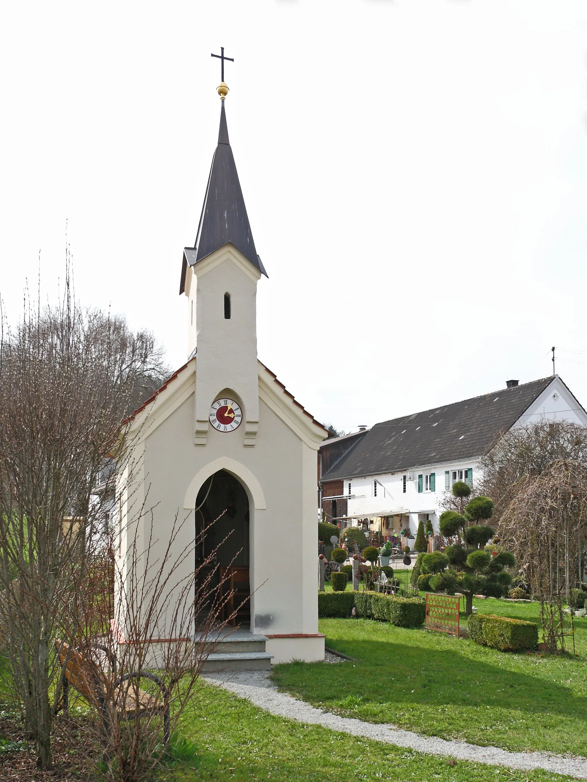 Photo showing: Kath. Privatkapelle in Oberhagenried, Gemeinde Münsterhausen; lt. Inschrift von Joseph Veit, Bauer in Oberhagenried, und dessen Sohn Andreas Veit anno 1893 erbauet