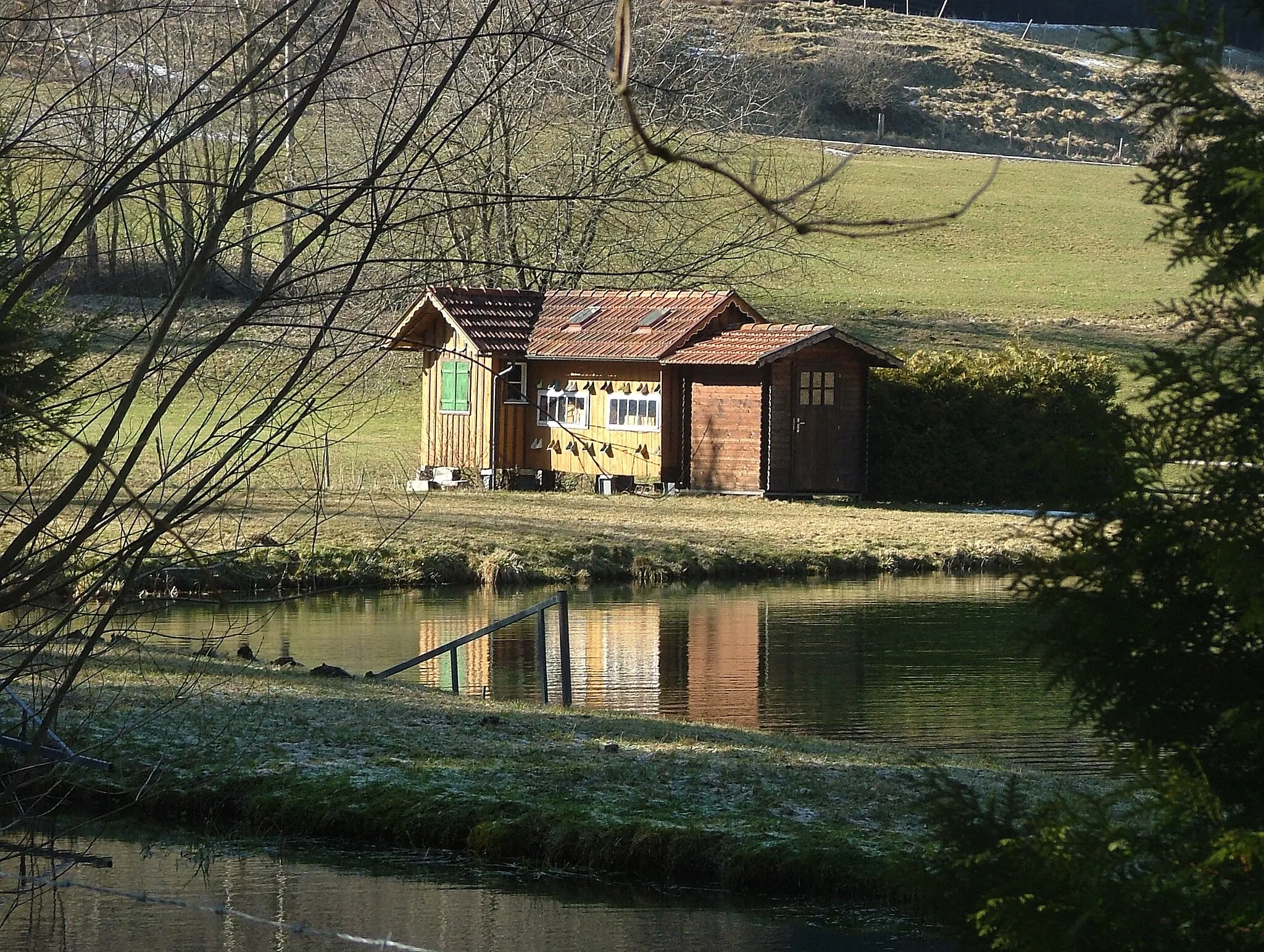 Photo showing: Hütten am Weiher