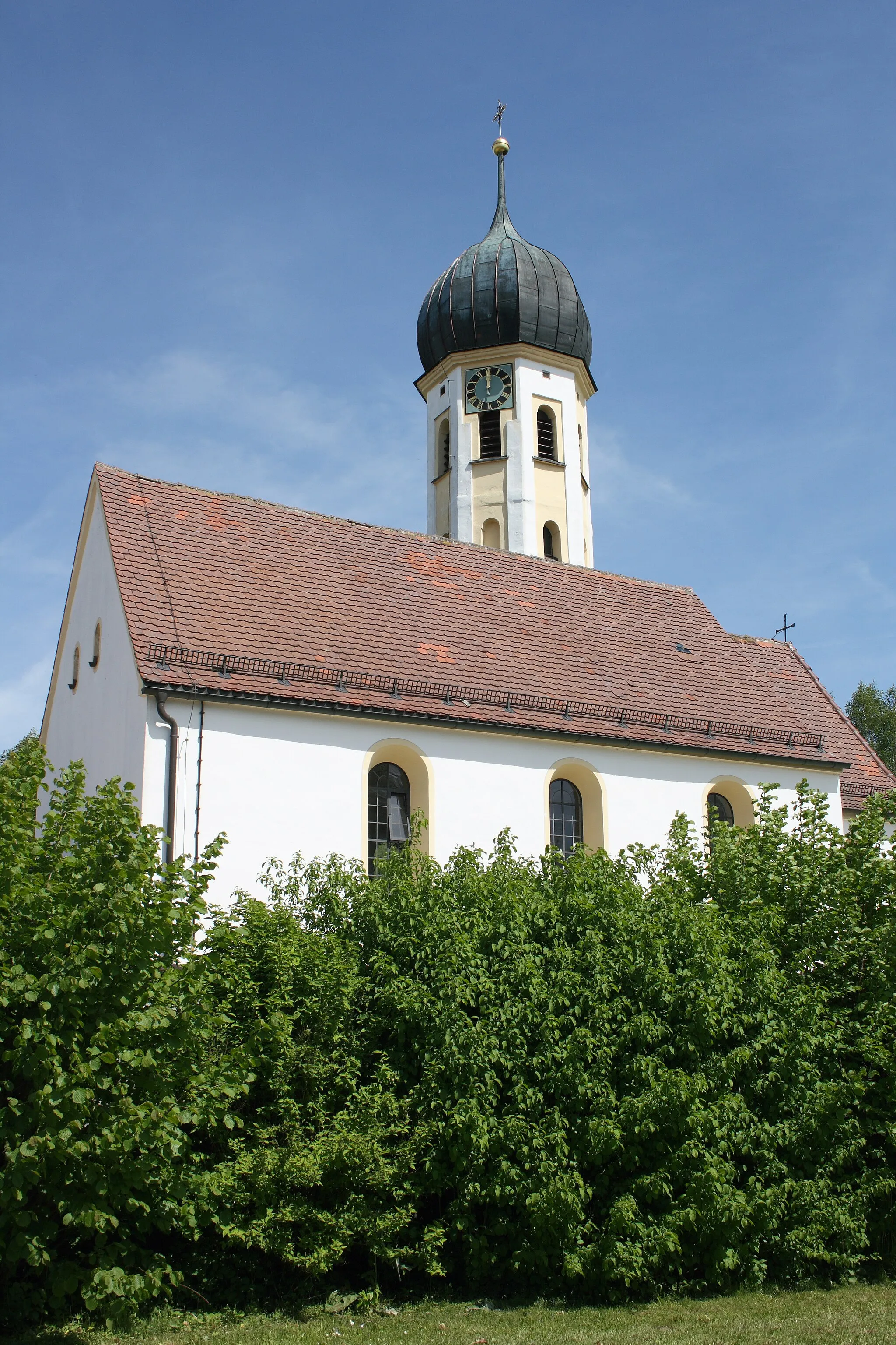 Photo showing: Katholische Filialkirche St. Veit in Veitriedhausen, einem Stadtteil von Lauingen im Landkreis Dillingen an der Donau (Bayern), heutiges Gebäude von 1728, Turm von 1701, Zwiebelhaube von 1786, Ansicht von Süden