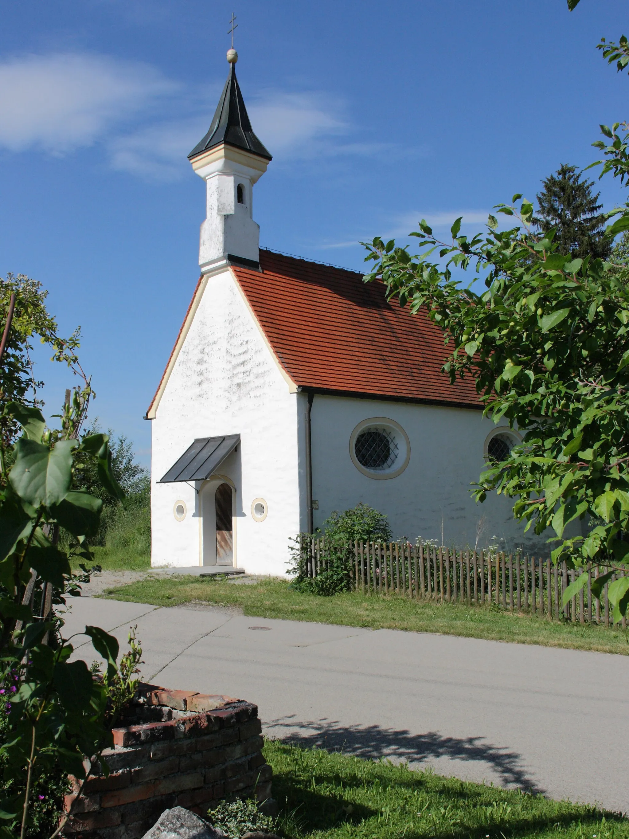 Photo showing: Kath. Kapelle Sankt Mauritus in Doldenhausen (Mindelheim). Südwestansicht