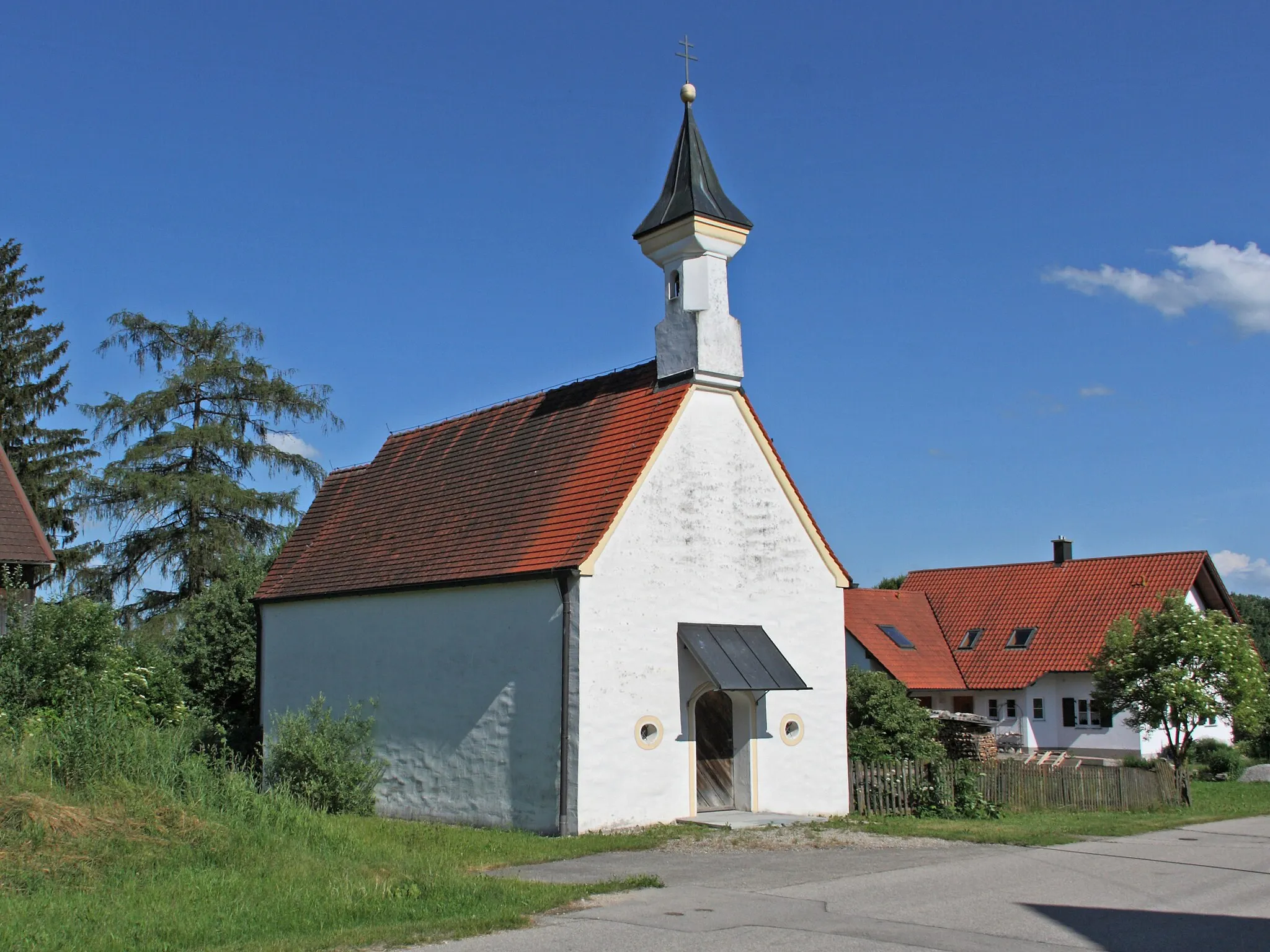 Photo showing: Kath. Kapelle Sankt Mauritus in Doldenhausen (Mindelheim). Nordwestansicht der Kapelle