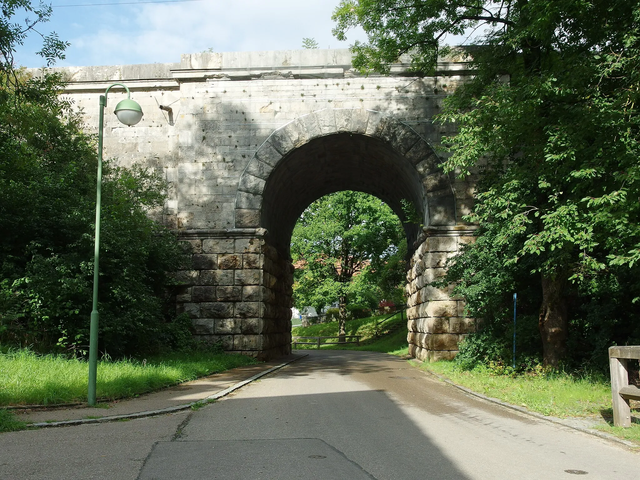 Photo showing: Ebermergen; Eisenbahnbrücke in der Angelgasse, von Südwest