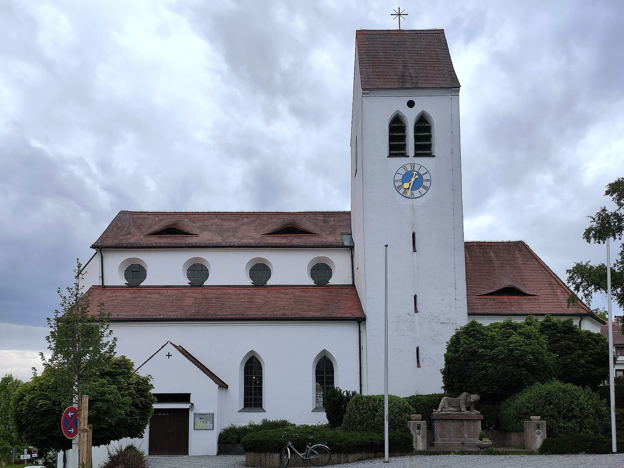 Photo showing: Katholische Pfarrkirche, Chor frühes 16. Jahrhundert, dreischiffiges Langhaus 1836–1838 nach Kriegszerstörung von 1944 erneuert.