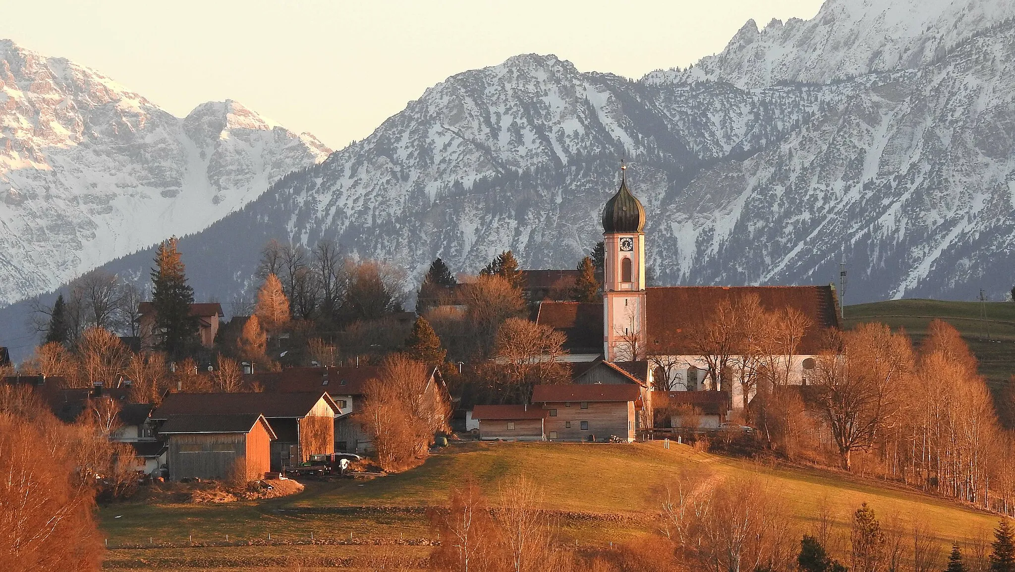 Photo showing: Seeg mit Pfarrkirche St. Ulrich von Norden