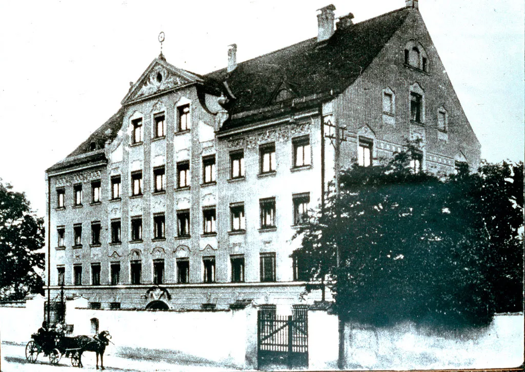 Photo showing: Das Käß-Palais, ehemals auch das Haunstetter Rathaus, noch mit der Einfriedungsmauer. Bild: Sammlung Wahl