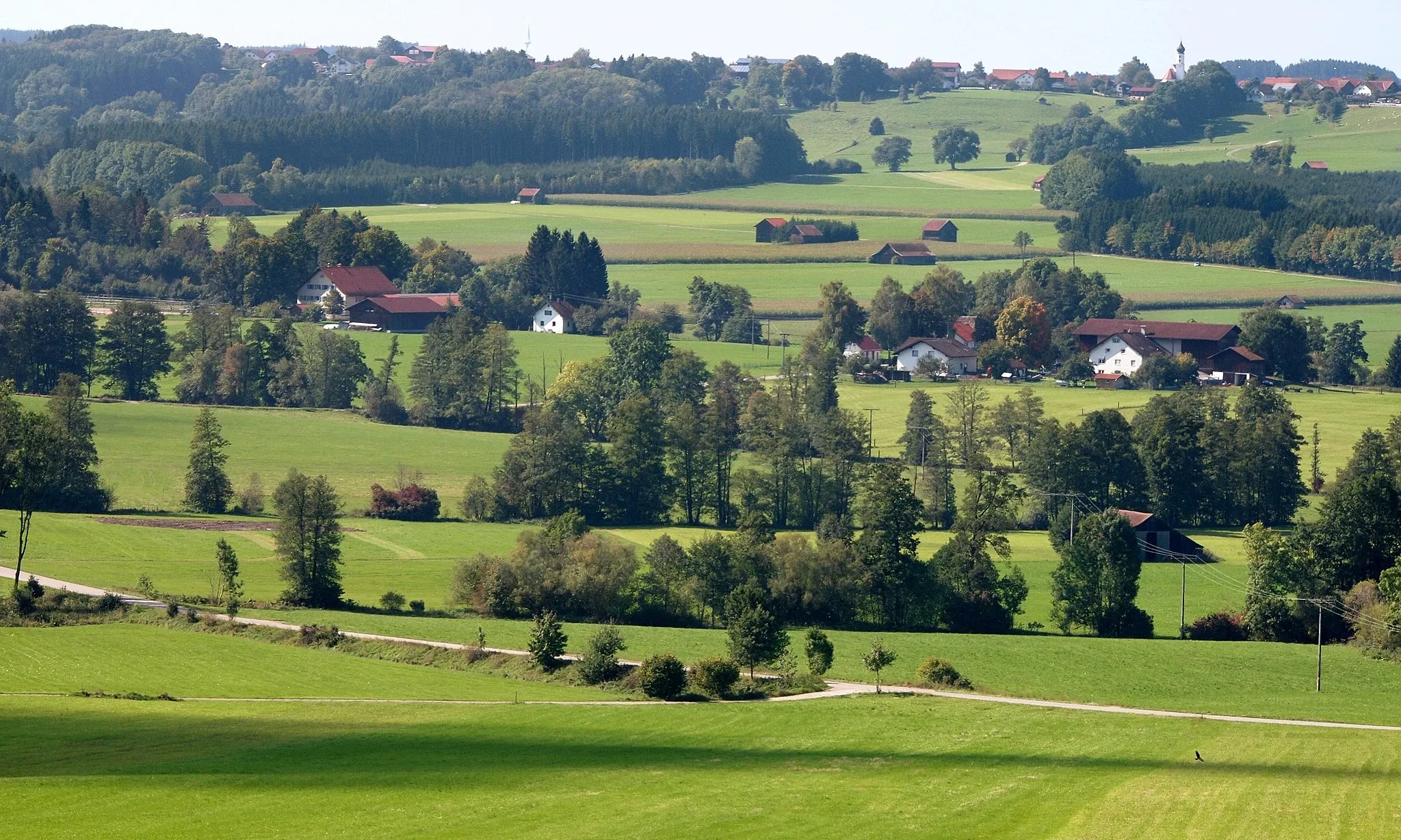 Photo showing: Binkenhofen (Gemeinde Eggenthal) vom Fuchsberg bei Warmisried aus gesehen