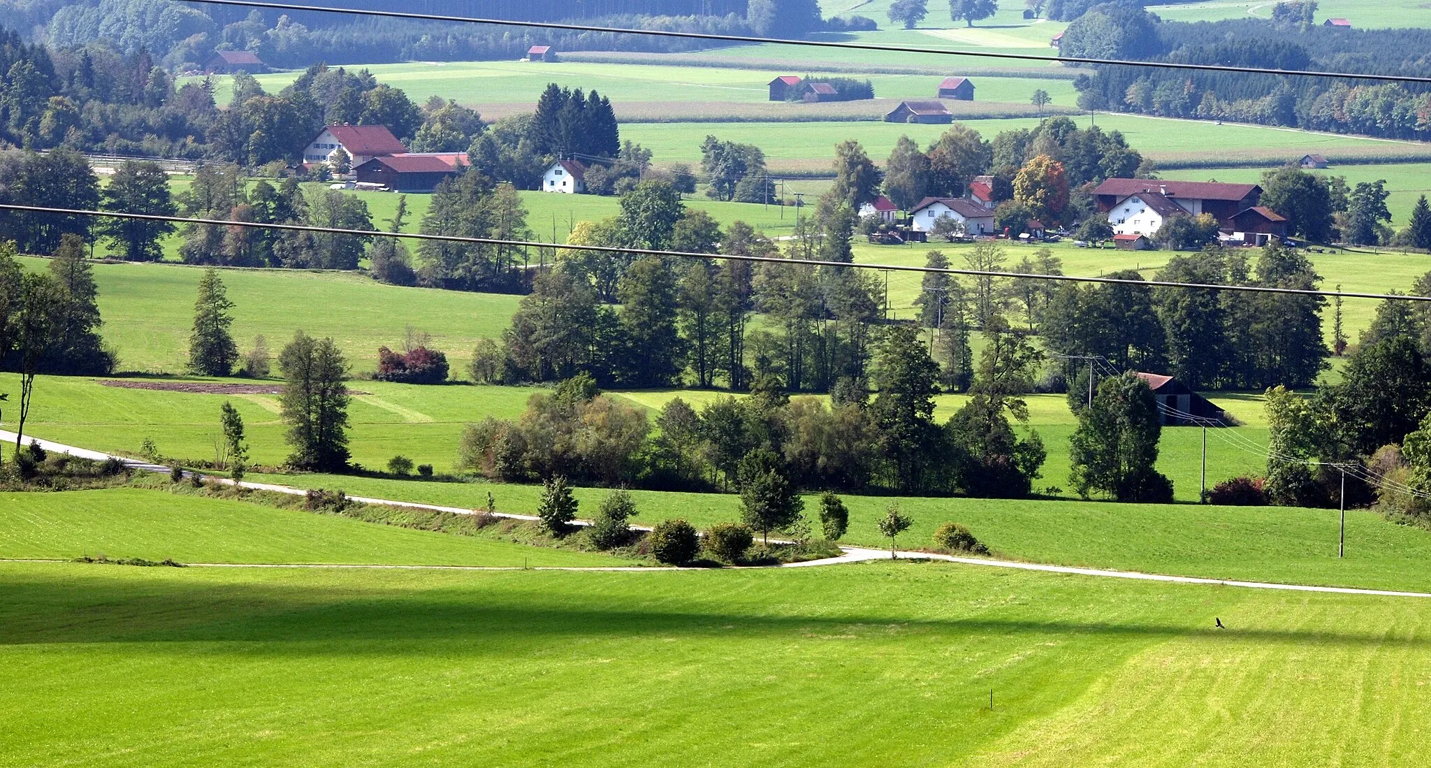 Photo showing: Binkenhofen (Gemeinde Eggenthal) vom Fuchsberg bei Warmisried aus gesehen