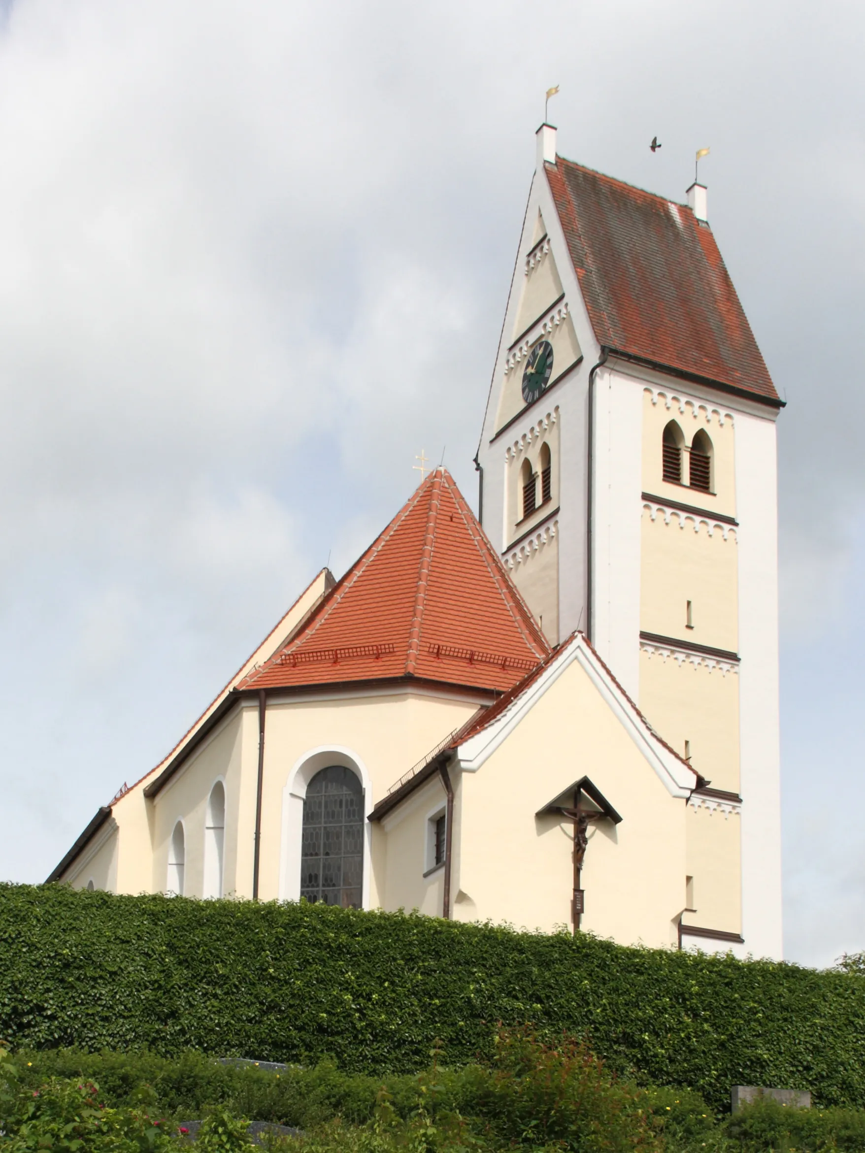 Photo showing: Ansicht der Kirche von Osten mit der am Chorschluß angebauten Sakristei