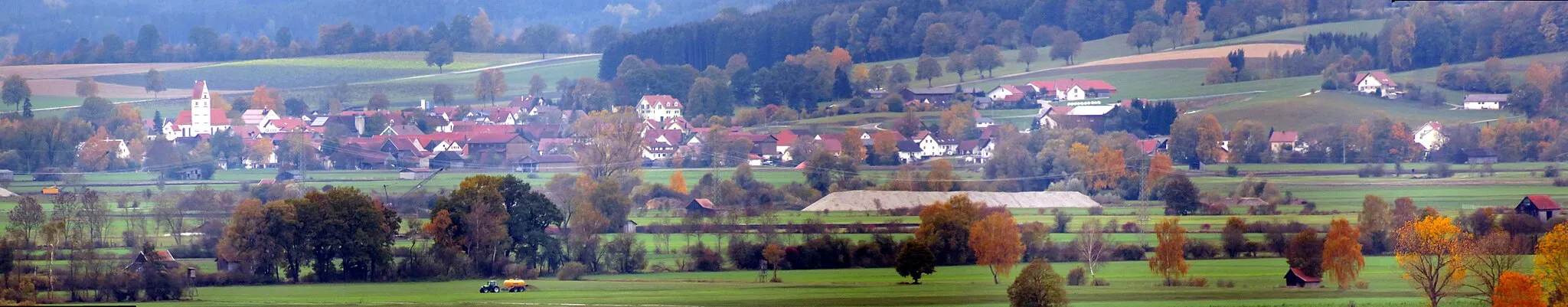 Photo showing: Panorama von Hasberg, Kirchheim in Bayern. Betrachtet von Nordosten über Balzhausen auf dem Schrecklisberg (580m). Luftlinie ca. 8,3 km.