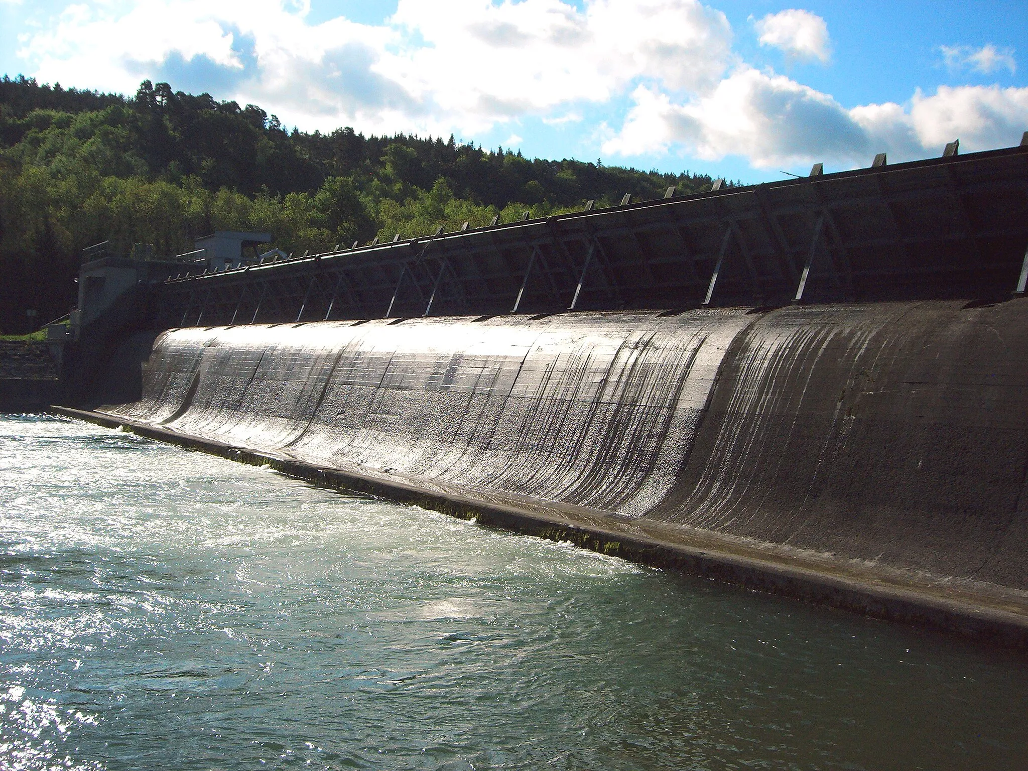 Photo showing: River Lech, Germany, Dam at "Staustufe 13" near Landsberg am Lech. Height: 8 Meters, 8.2 MW, 613 Meters above Sealevel, Operated by EON