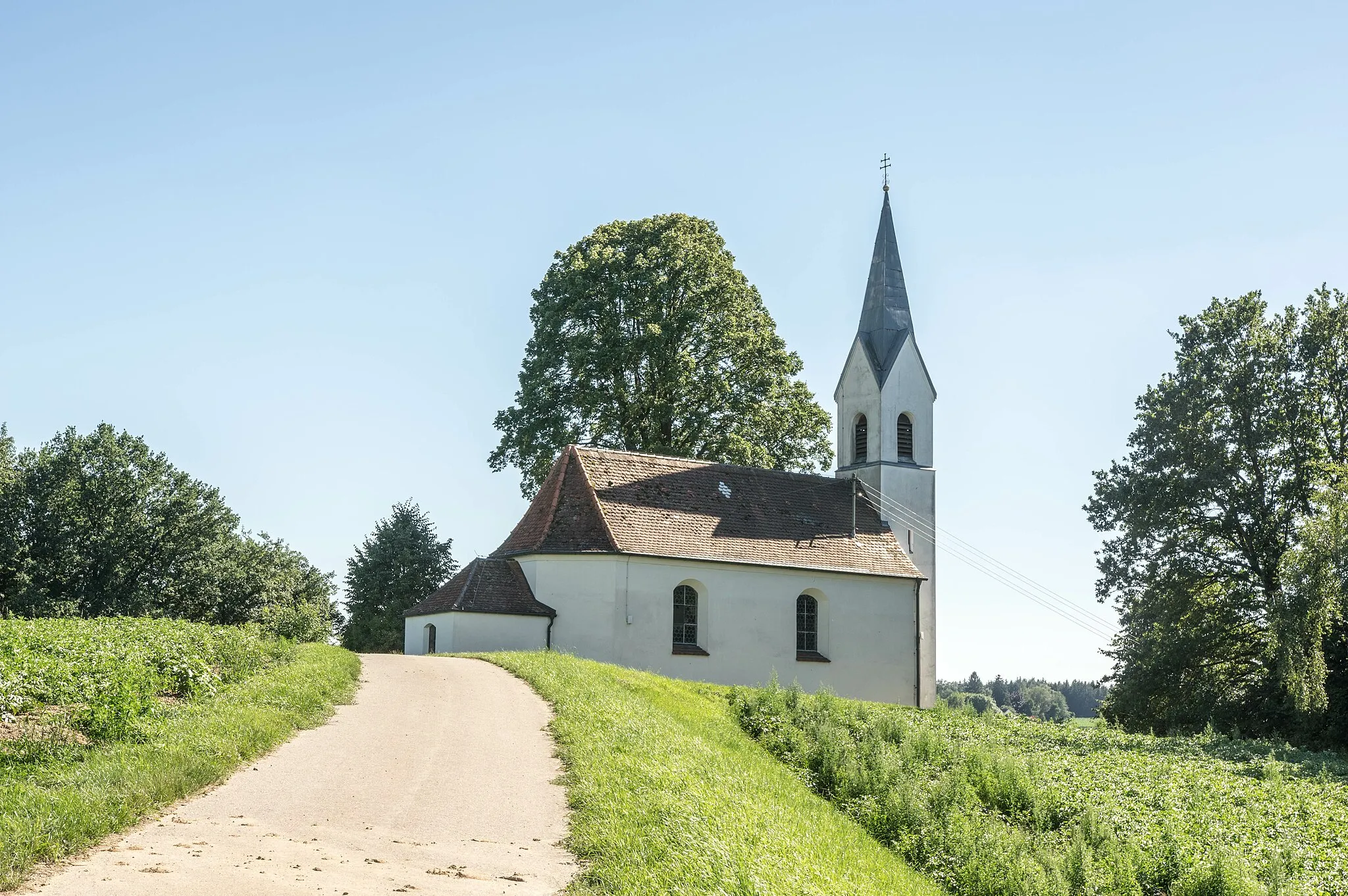 Photo showing: Ansicht von Norden; Pfarrkirche St. Ottilia, katholisch, Saalkirche auf einer Anhöhe über dem Dorf, Spätromanisch 15. Jh., erweitert um 1700, Turm von 1866. Baudenkmal D-1-85-125-22
