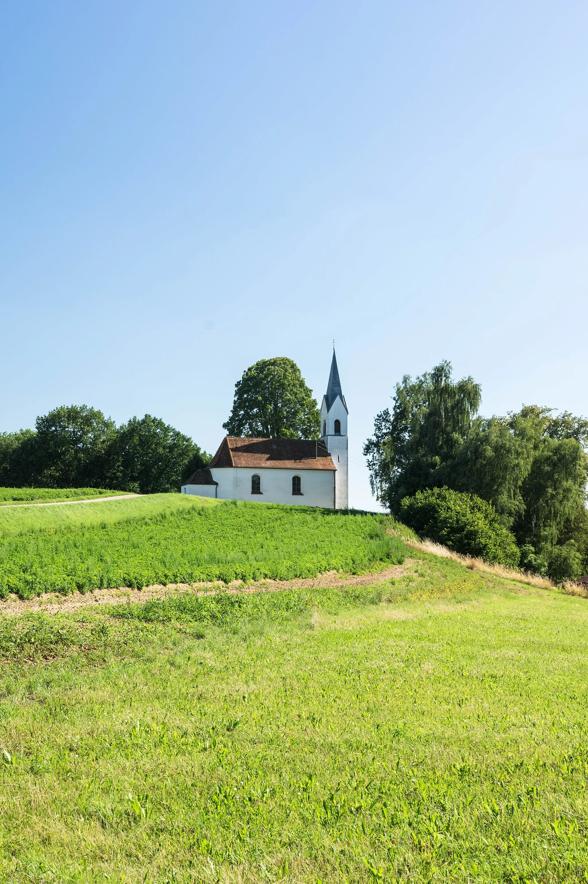 Photo showing: Ansicht von Süden; Pfarrkirche St. Ottilia, katholisch, Saalkirche auf einer Anhöhe über dem Dorf, Spätromanisch 15. Jh., erweitert um 1700, Turm von 1866. Baudenkmal D-1-85-125-22