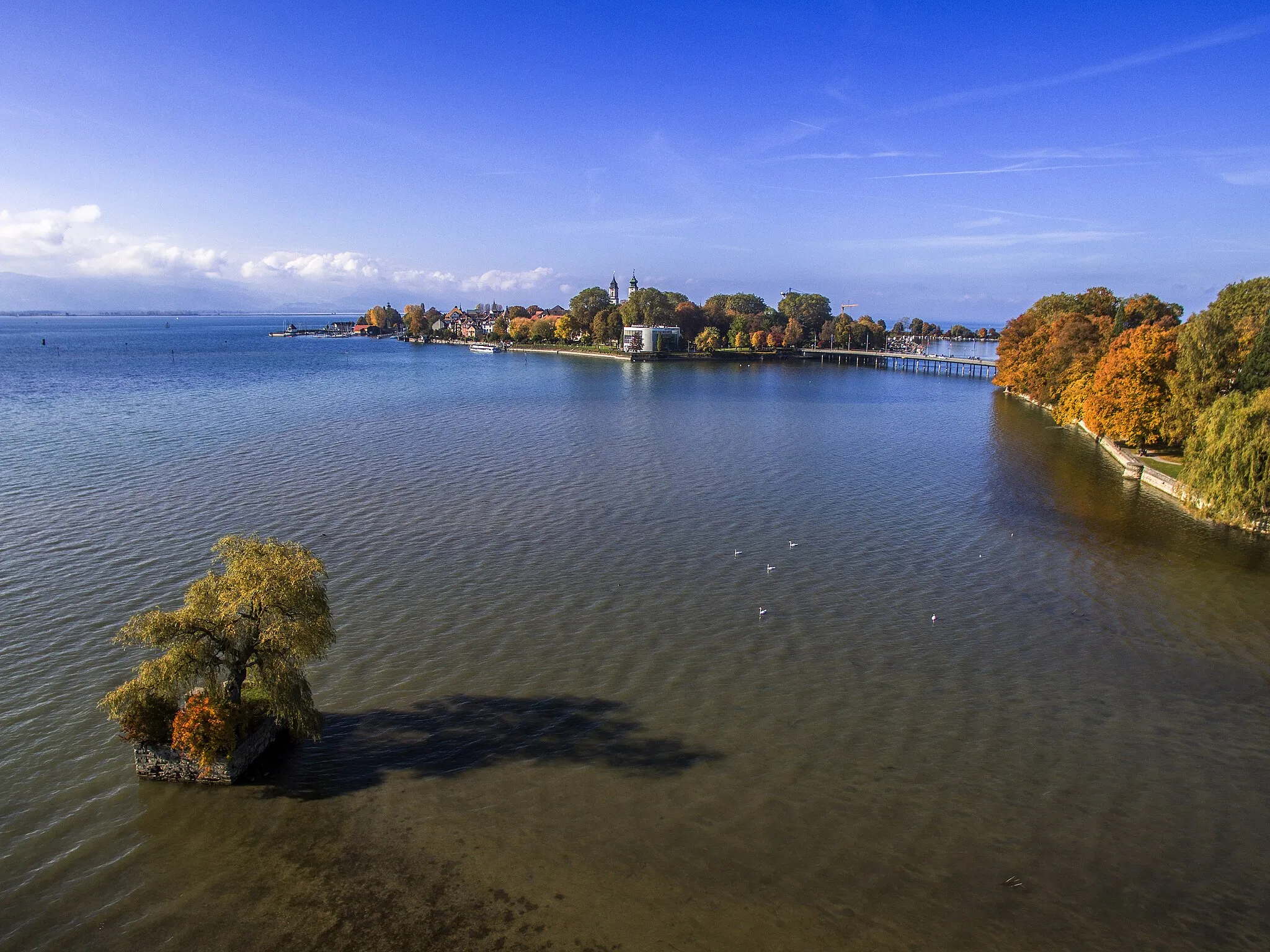 Photo showing: The islands Hoy and Lindau in the lake of constance, south Germany