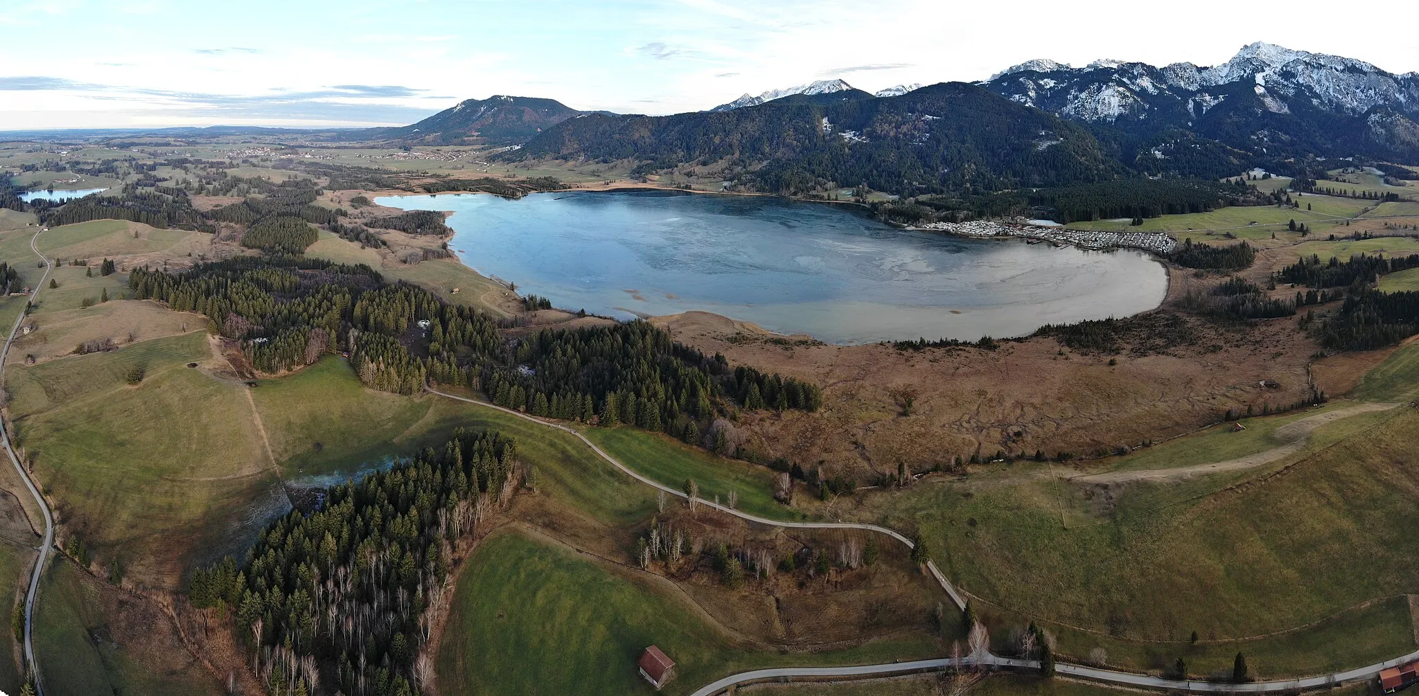 Photo showing: Bannwaldsee Luftaufnahme (2020), Ammergauer Alpen mit dem verschneiten Tegelberg von Nordosten.