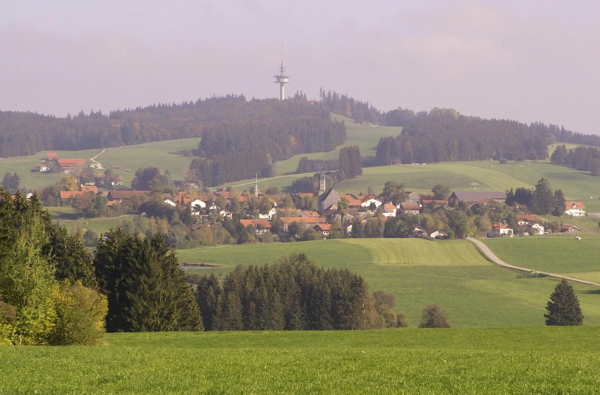 Photo showing: Rettenbach am Auerberg mit Weichberg (967 m)