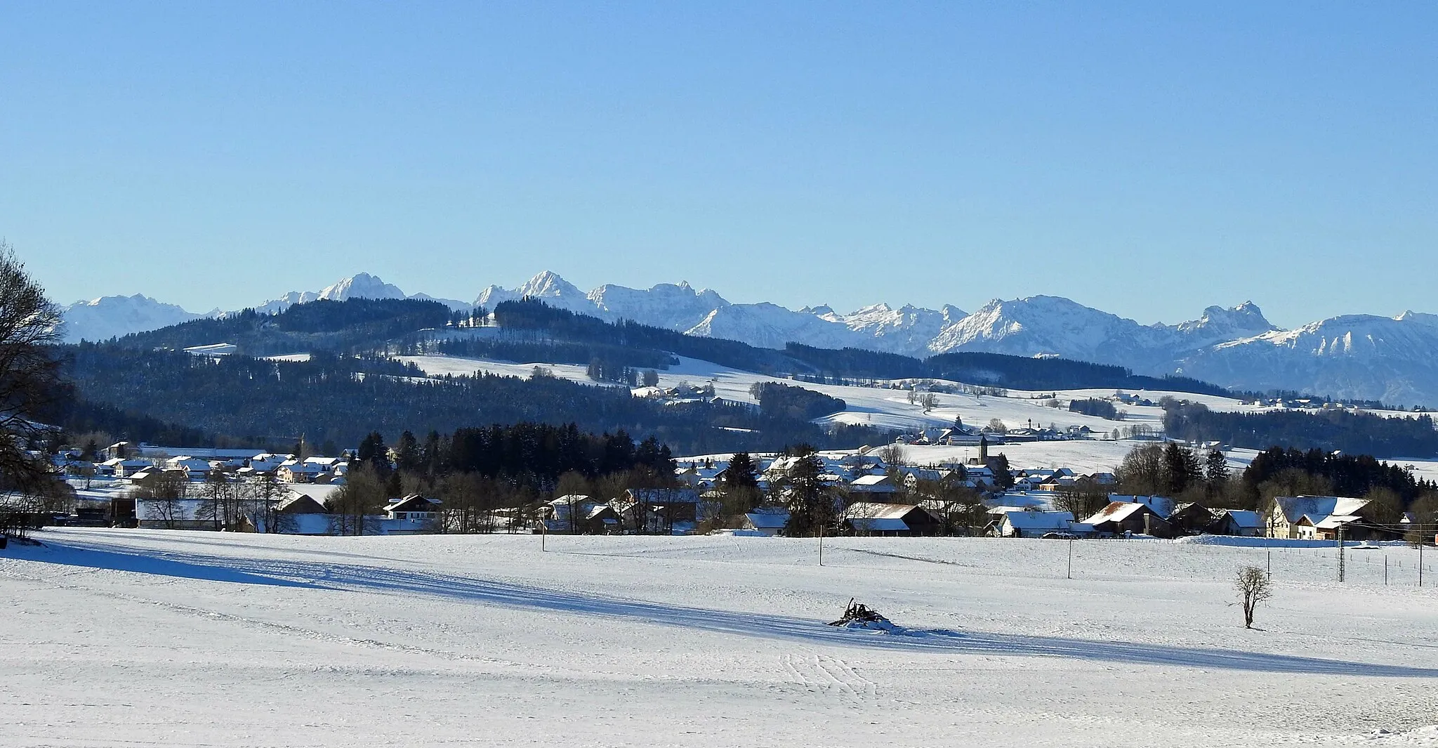 Photo showing: Rettenbach a. A. und Frankau von Norden mit Auerberg und Tannheimer Berge