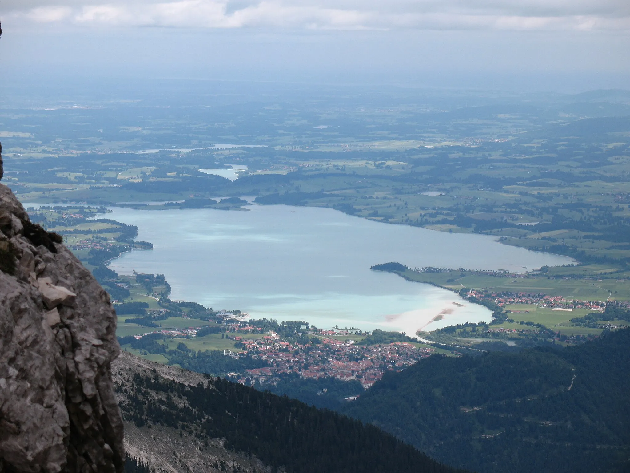 Photo showing: View from ascent to the Köllenspitze (2238 m) down to lake Forggensee (780 m) and the city Füssen (808 m).