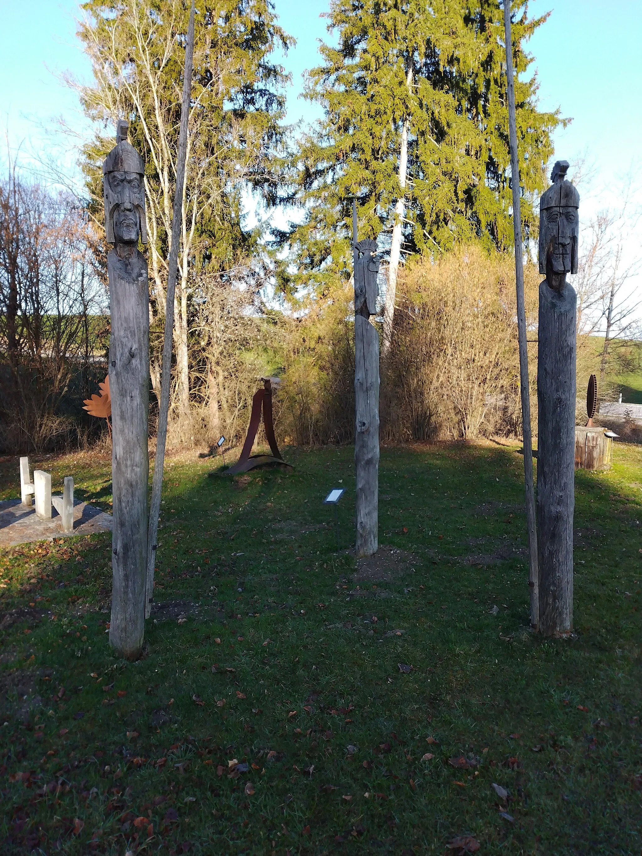 Photo showing: Skulptur „Römer + Kelten“ von Josef Walk am Kunstpark Via Claudia Augusta bei Roßhaupten.