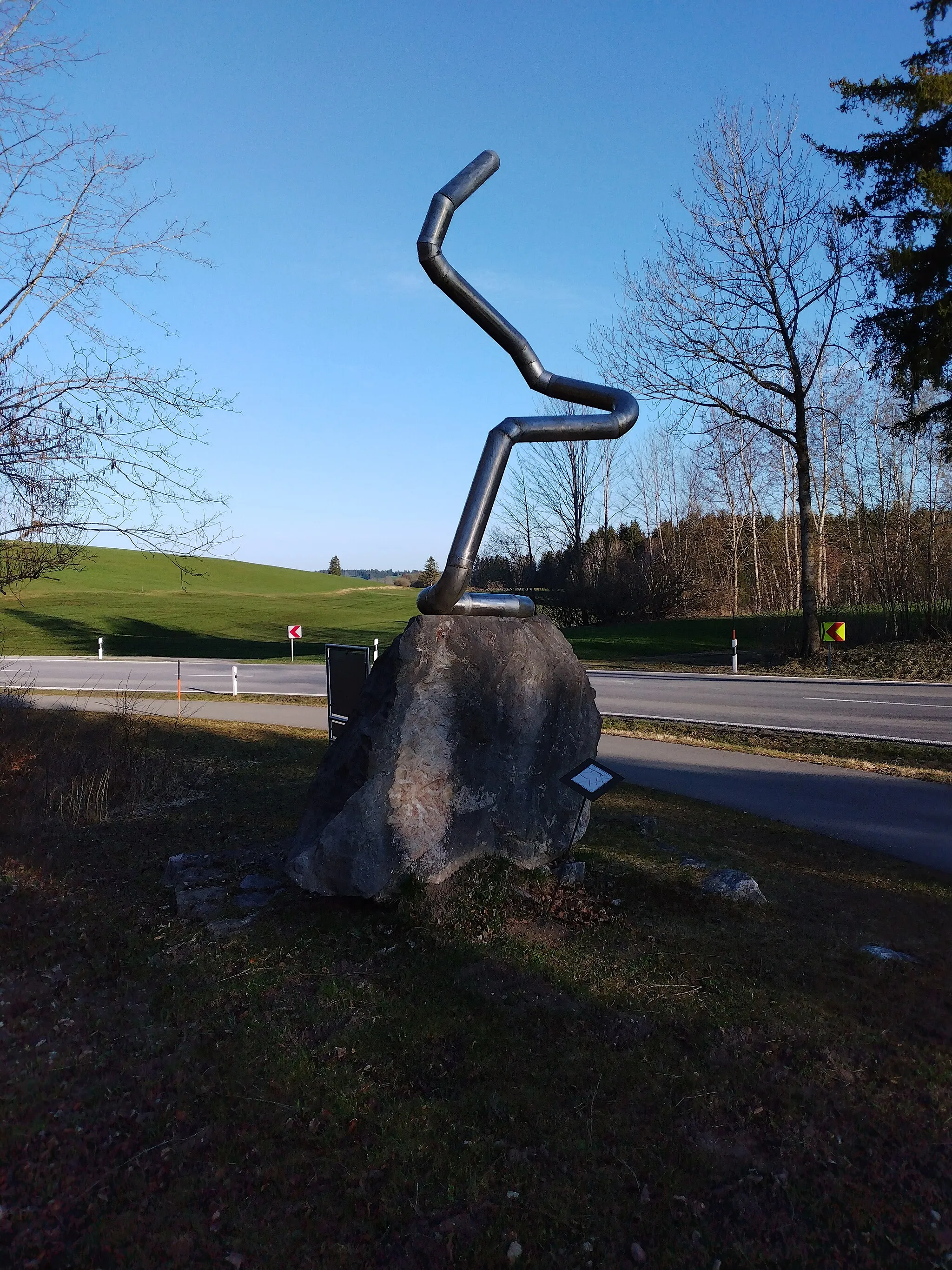 Photo showing: Skulptur „Neptunus Birgit – Die Gravitation Raetiens“ von Christian Chuber im Kunstpark Via Claudia Augusta bei Roßhaupten.