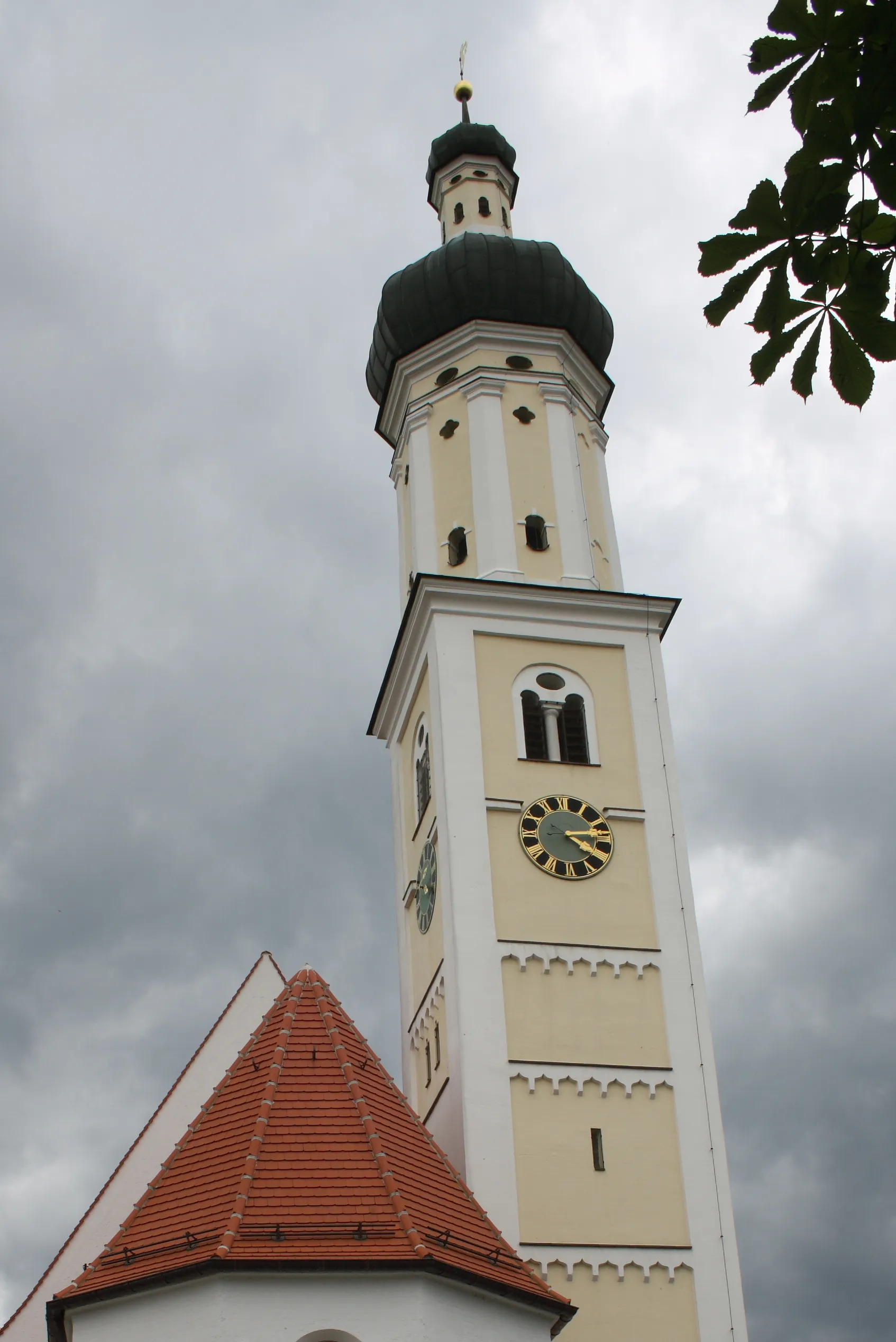 Photo showing: Katholische Pfarrkirche St. Ulrich in Oberschöneberg, einem Ortsteil von Dinkelscherben im Landkreis Augsburg (Bayern), Doppelzwiebelturm