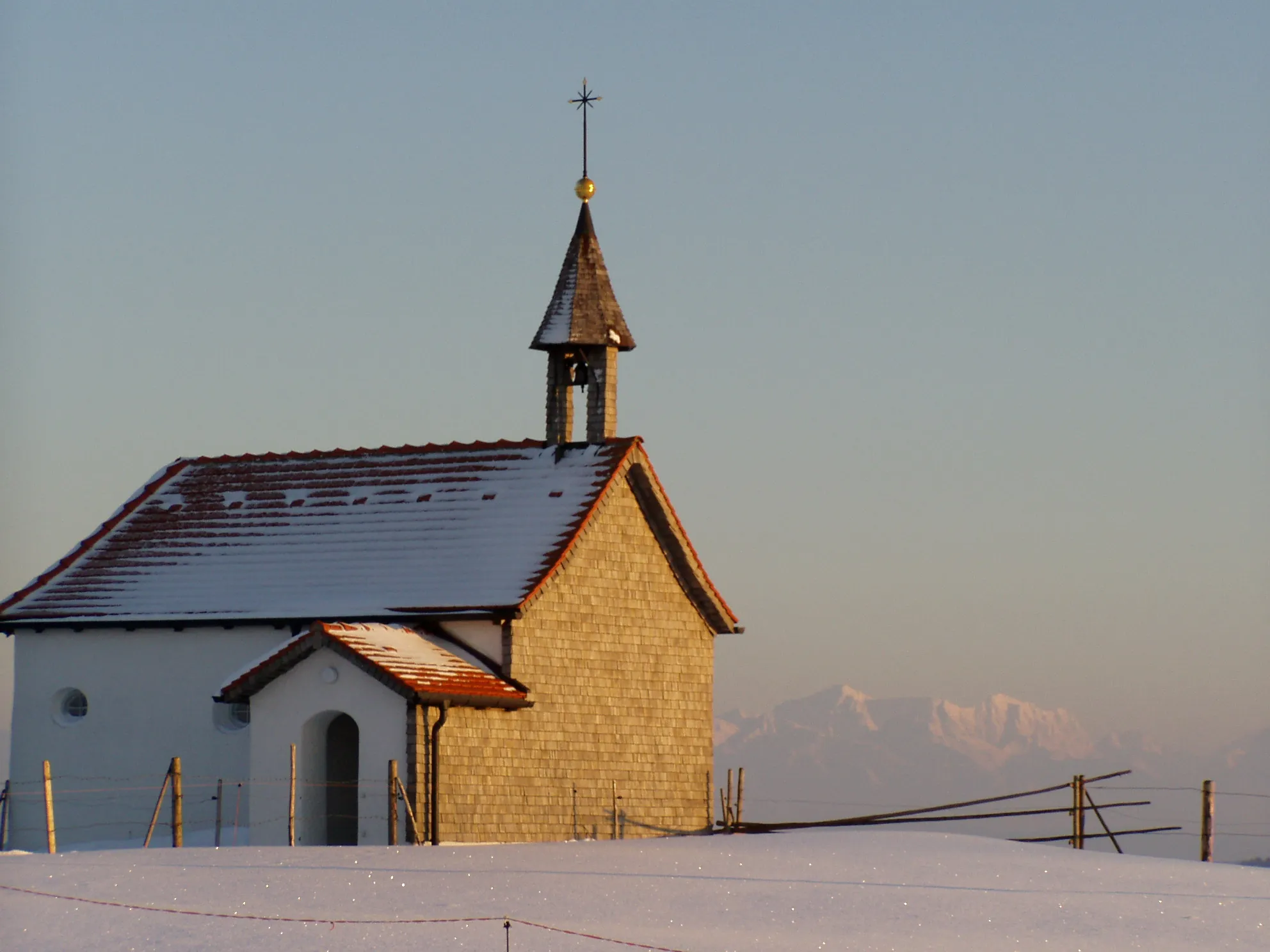 Photo showing: Kapelle von Raiggers mit der Zugspitze, Kraftisried