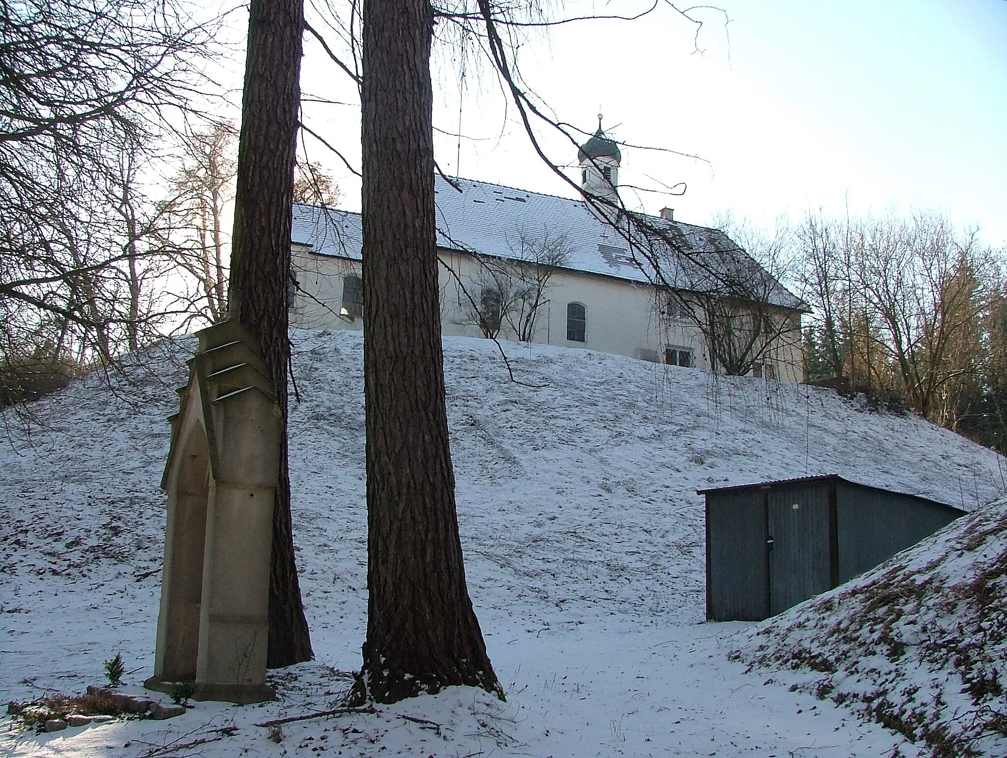 Photo showing: Wall und Graben der ehemaligen Burg