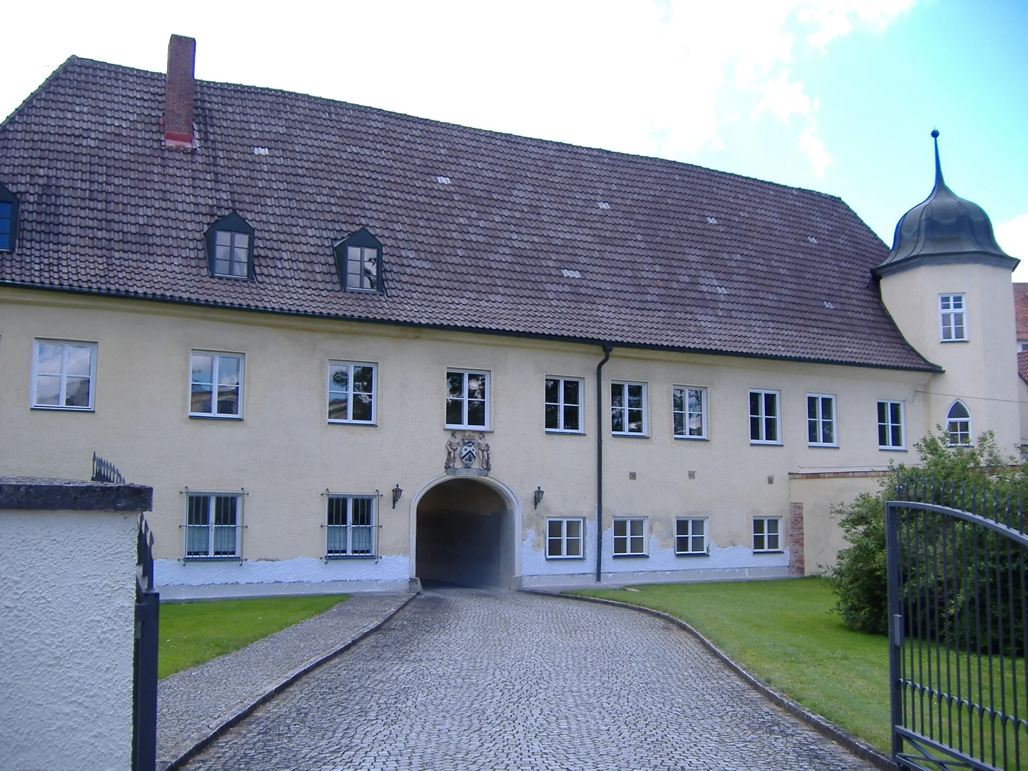 Photo showing: Vorderfront Schloss Mering