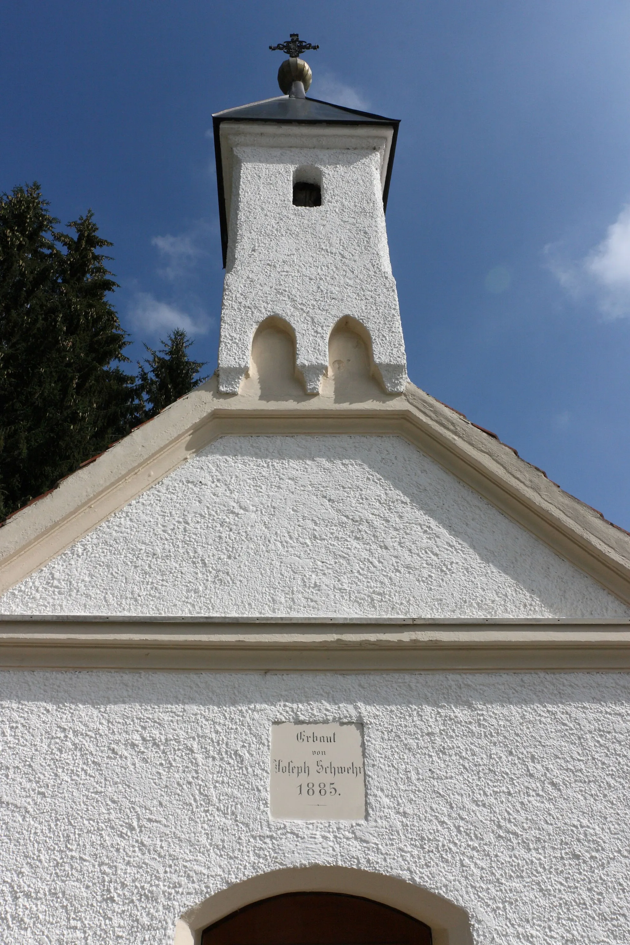 Photo showing: Westgiebel der Kapelle mit Nennung des Stifters auf Steinplatte