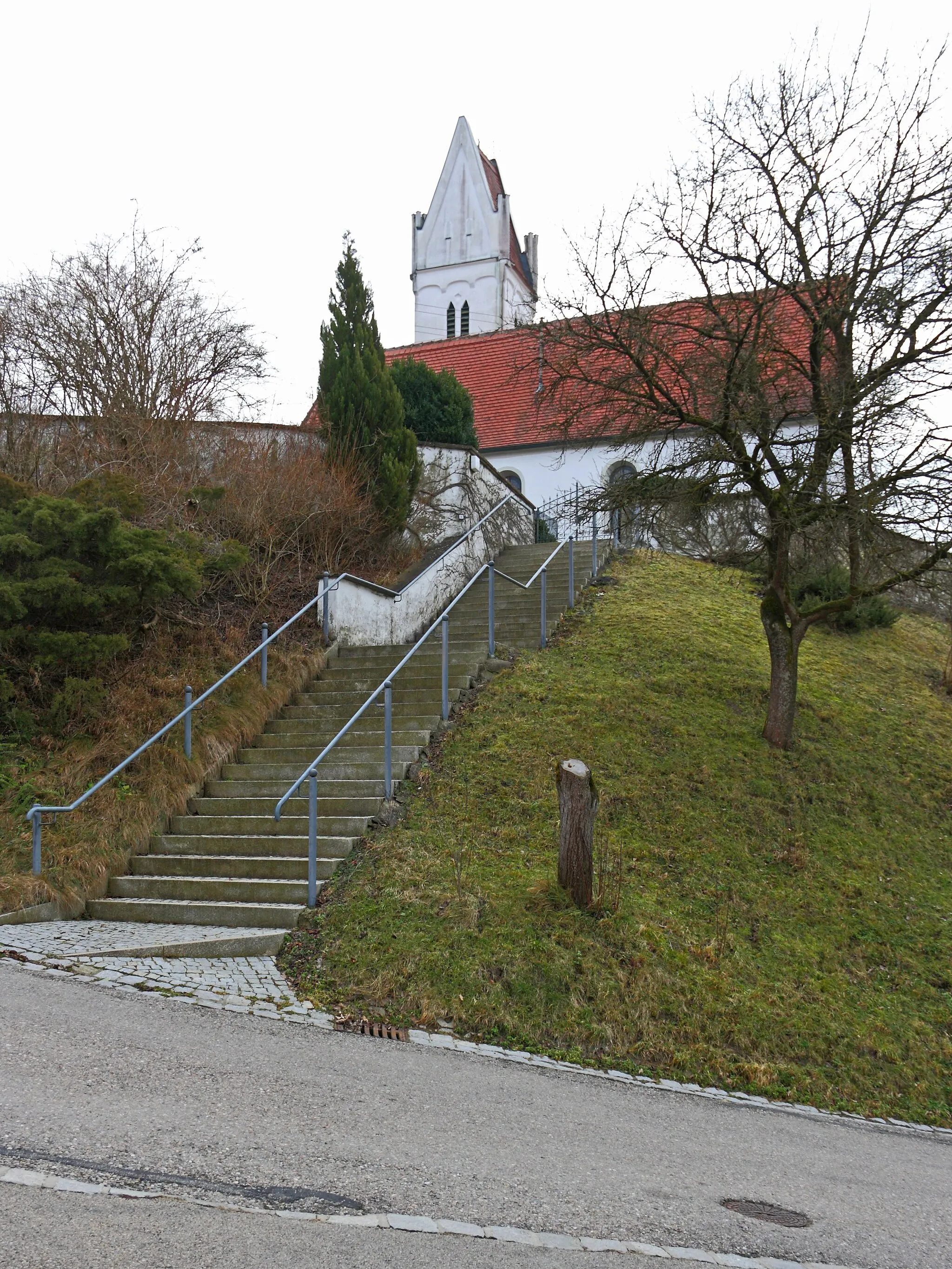 Photo showing: Kath. Filialkirche Sankt Zeno in Oberbleichen; Aufgang zur spätgotischen Kirche aus dem späten 15. Jh.