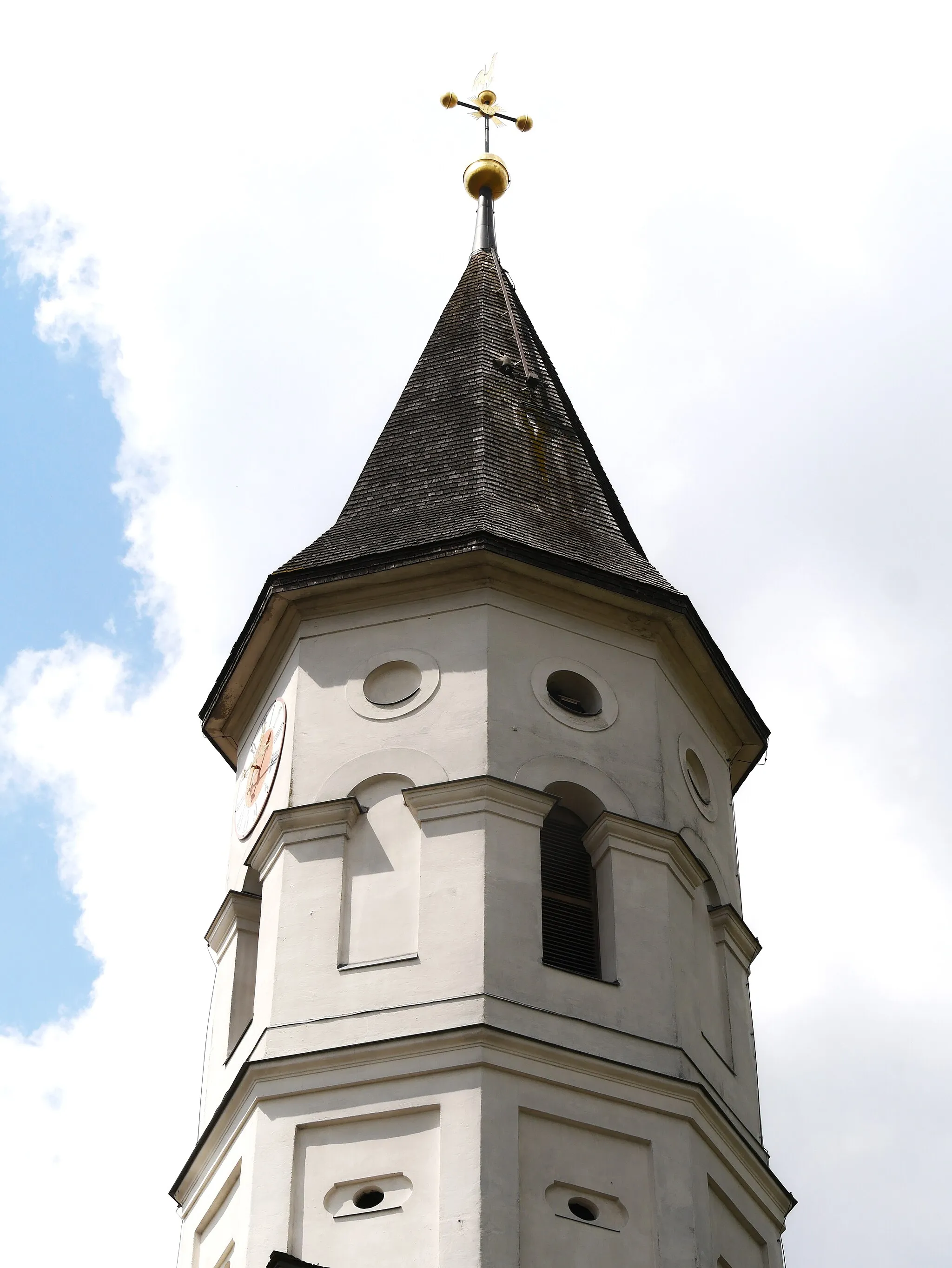 Photo showing: Maisach, Ortsteil Überacker, Kirche St. Bartholomäus und Valentin, Detail: Kirchturm
