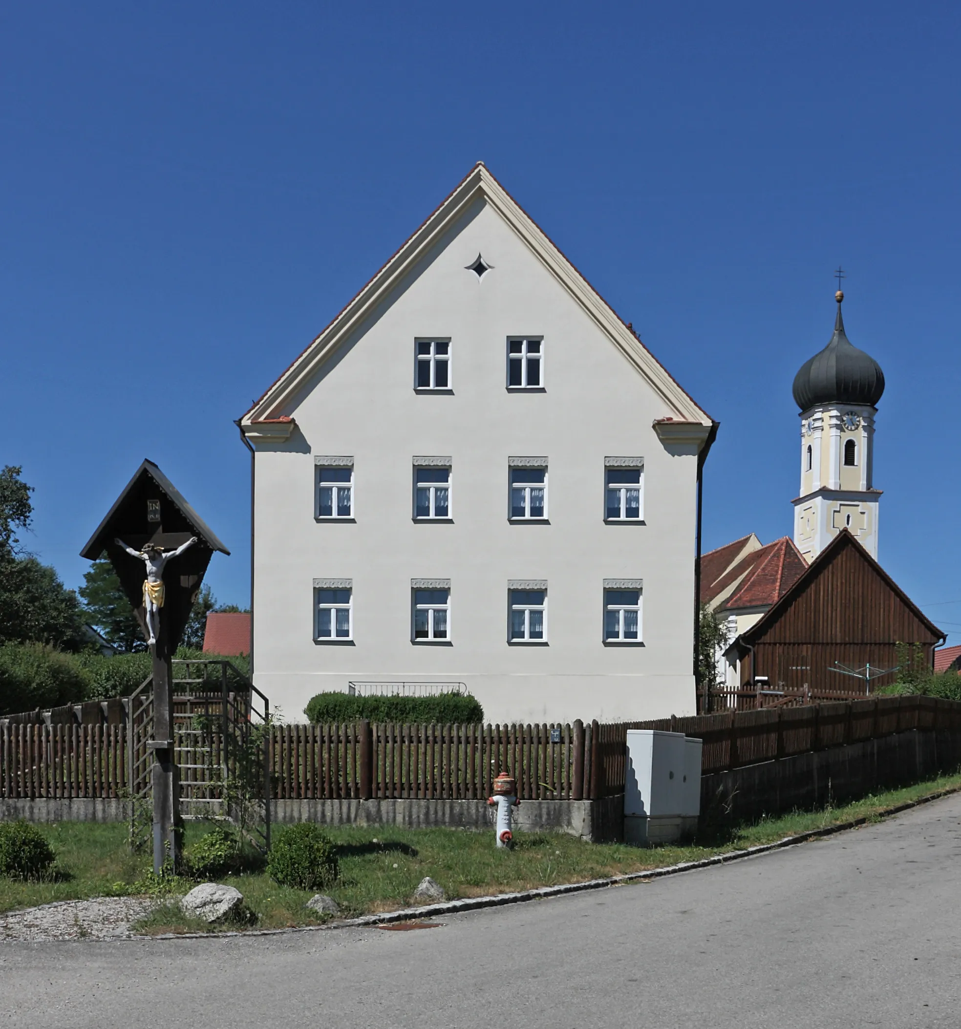 Photo showing: Pfarrhaus mit Kirche St. Vitus von Osten gesehen