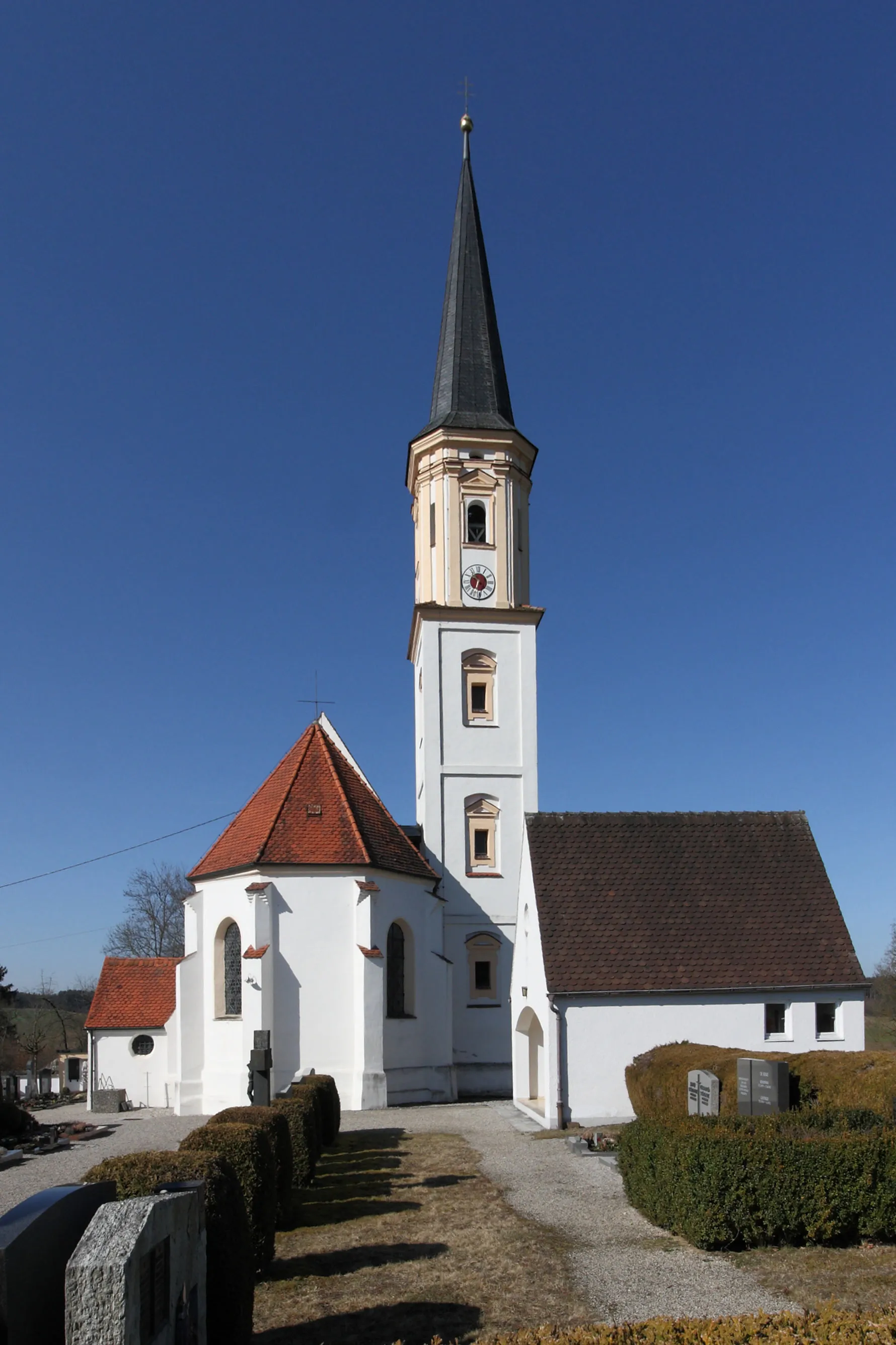 Photo showing: Kath. Pfarrkirche Sankt Johannes Baptista, Könghausen, Gemeinde Eppishausen; Kirche mit Leichenhaus von Osten