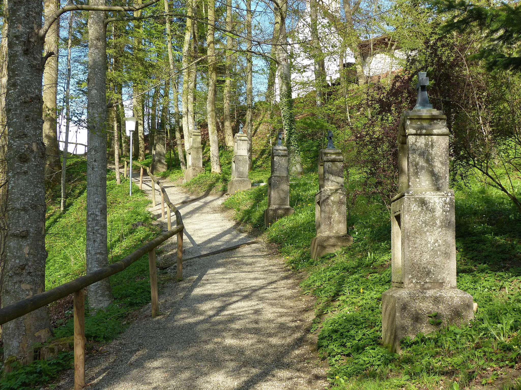 Photo showing: Kreuzweg, westlich der Kirche im Ortsteil Könghausen, Eppishausen, Landkreis Unterallgäu, Bayern