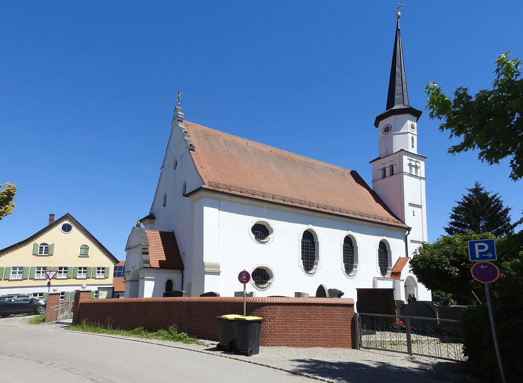 Photo showing: Kirche St. Peter und Paul und ehem. Gasthof in Haberskirch von Süden