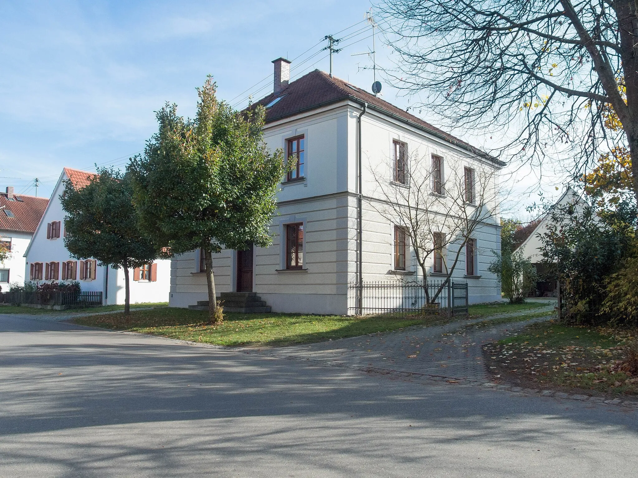 Photo showing: Ansicht von Nordwesten mit nicht mehr genutztem Treppenaufgang und Einfahrt zum ehemaligen Pfarrstadel, Baudenkmal D-7-73-164-10