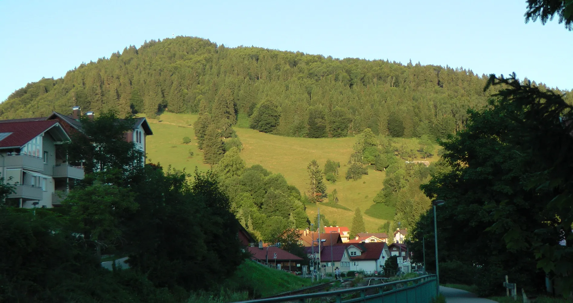 Photo showing: Staufner Berg over the houses of Oberstaufen