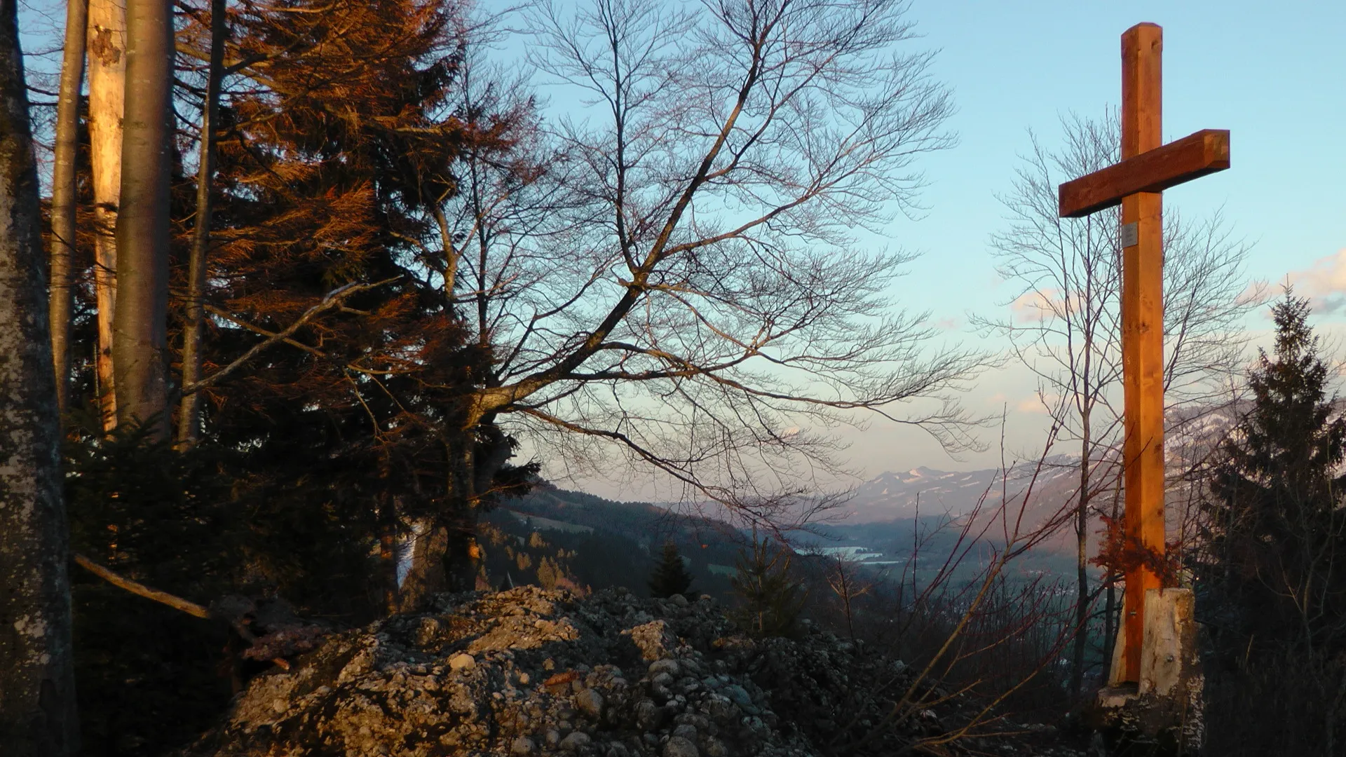 Photo showing: Summit of Staufner Berg. View to Großer Alpsee, part of Grünten, Prodelkamm