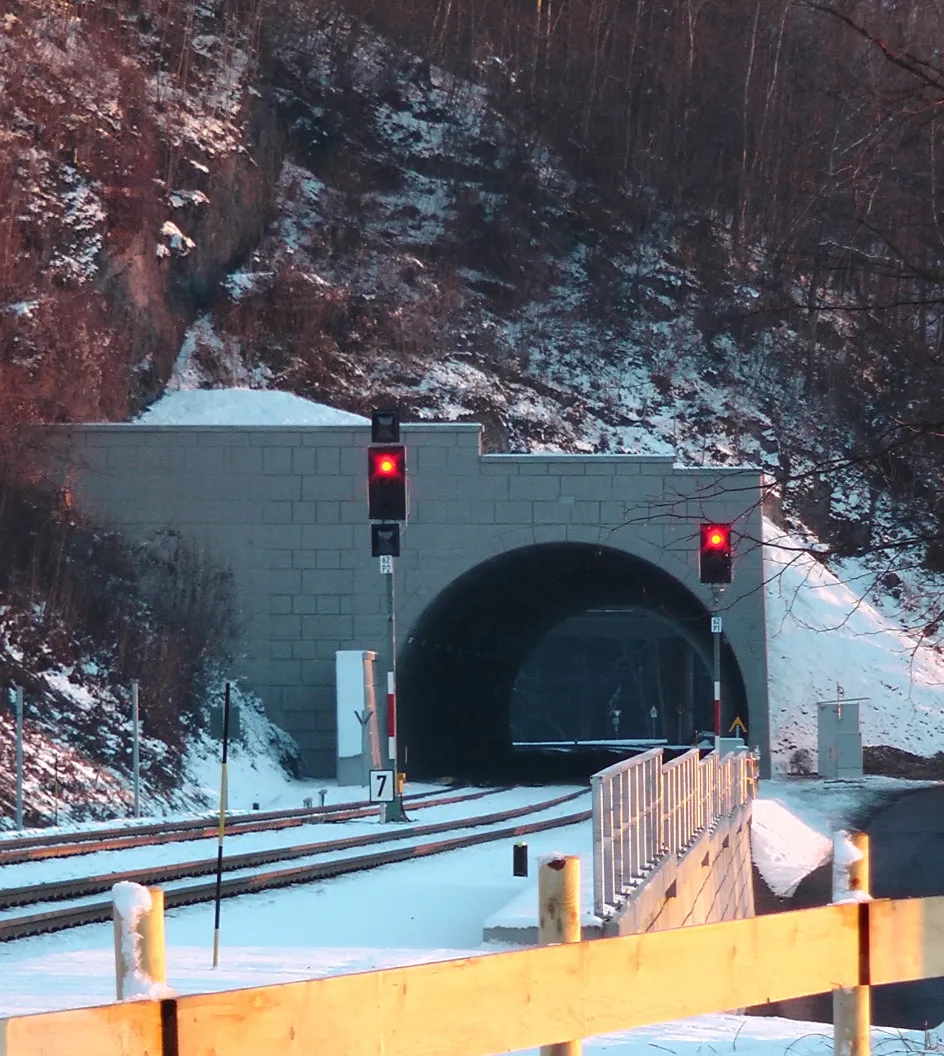 Photo showing: Durchsicht Staufner Eisenbahntunnel nach Renovierung 2016, Sicht vom Bahnhof aus